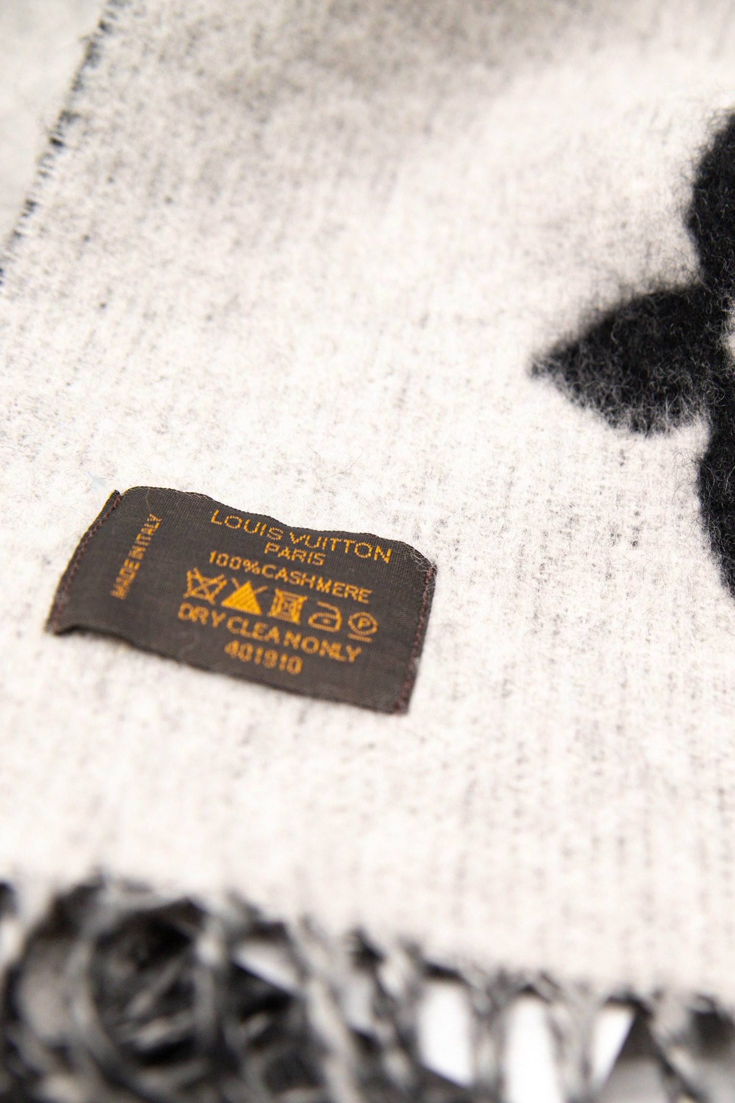 Thumbnail of http://Louis%20Vuitton%20“%20Reykjavik“%20Schal%20in%20Schwarz%20und%20Hellgrau