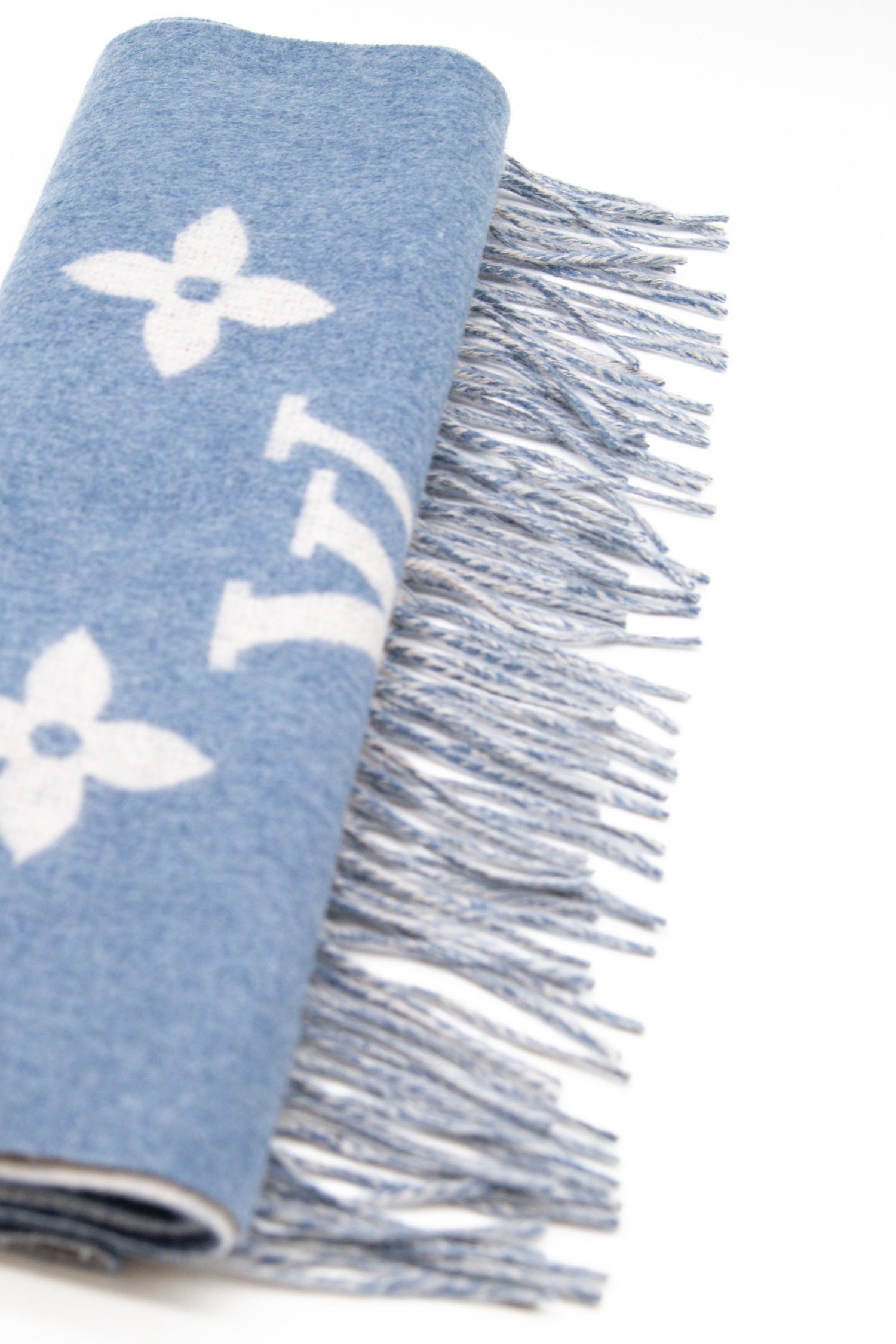 Thumbnail of http://Louis%20Vuitton%20Reykjavik%20Schal%20in%20Blau%20und%20Hellgrau