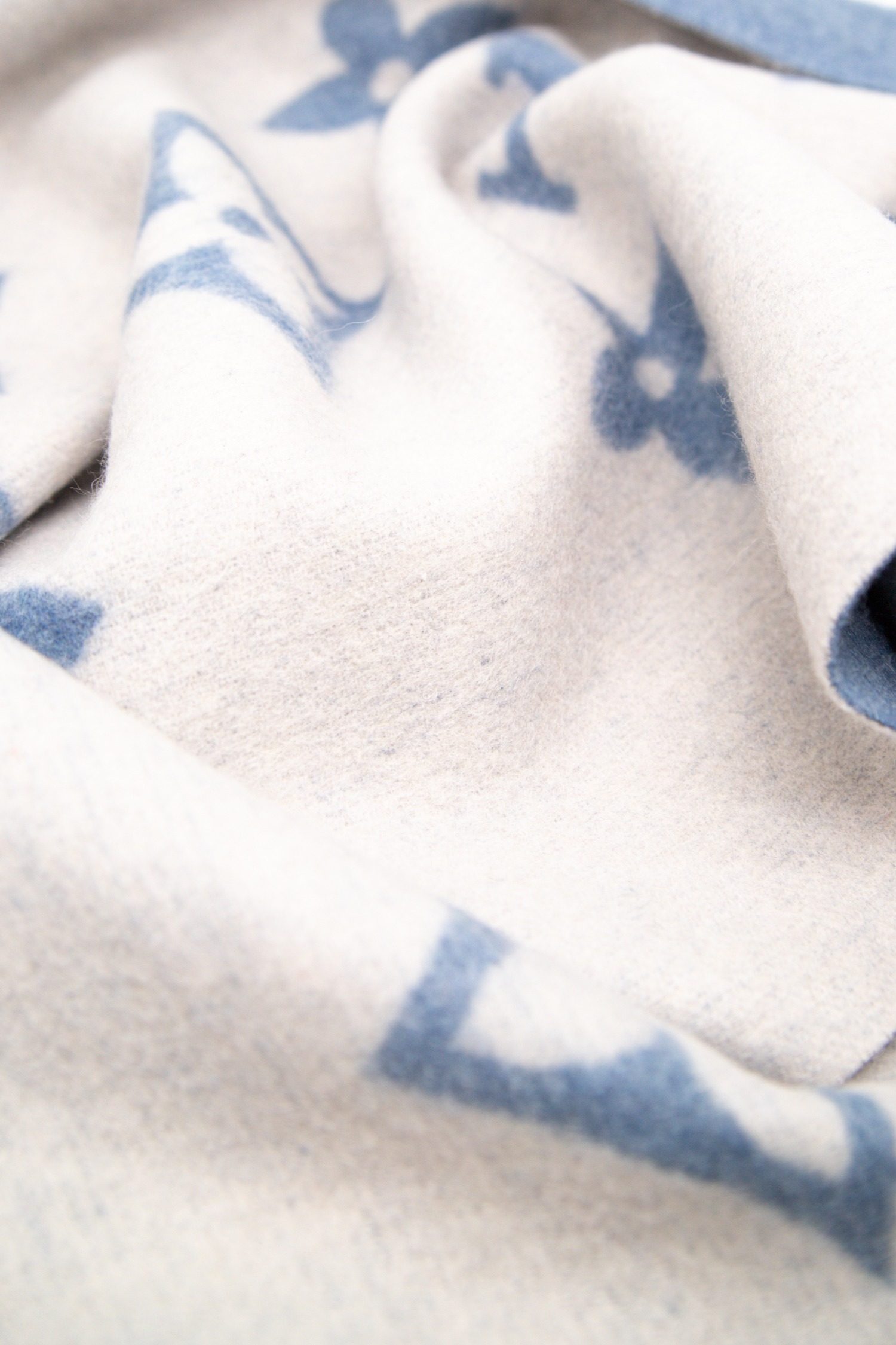 Thumbnail of http://Louis%20Vuitton%20Reykjavik%20Schal%20in%20Blau%20und%20Hellgrau