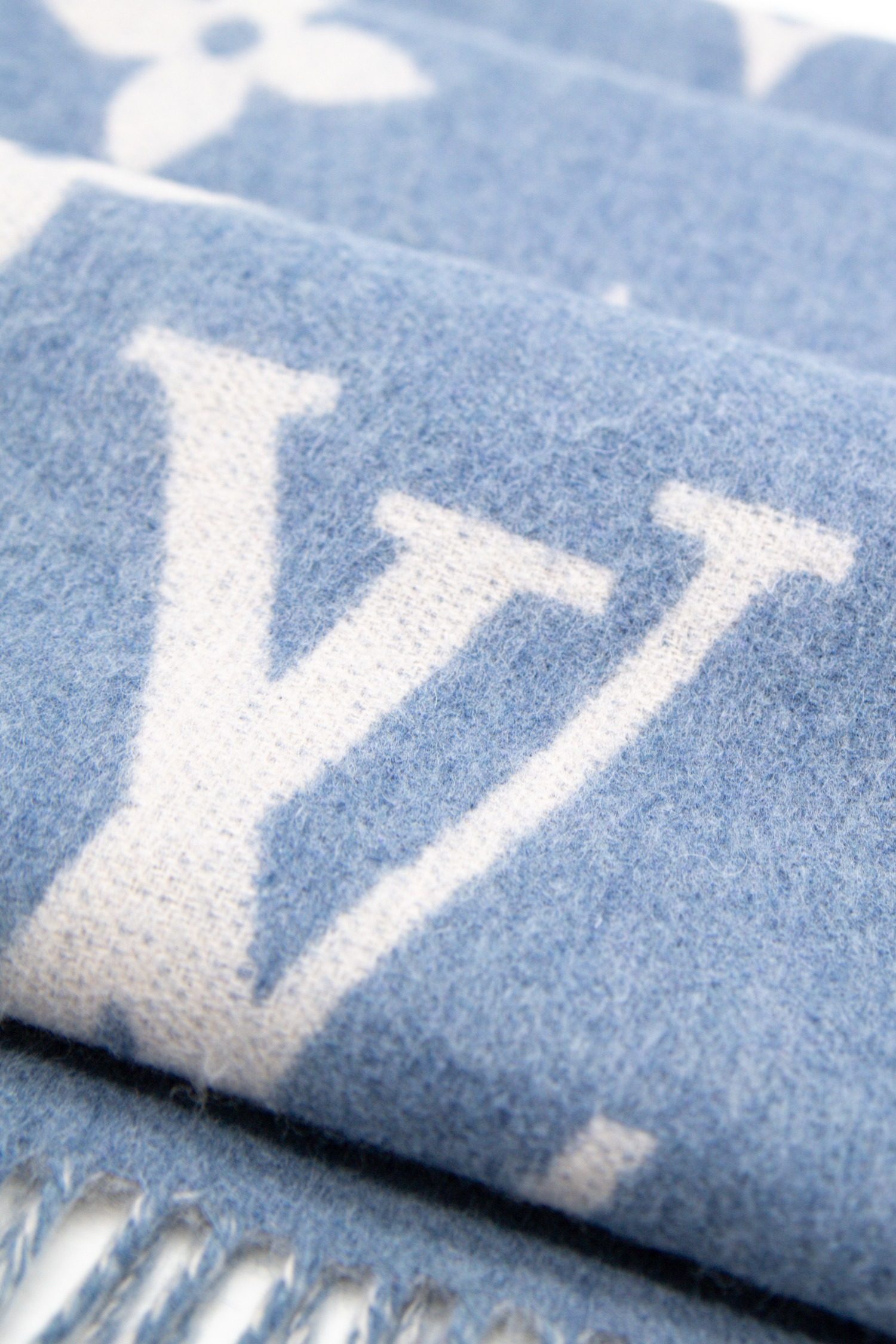 Thumbnail of http://Louis%20Vuitton%20Reykjavik%20Schal%20in%20Blau%20und%20Hellgrau