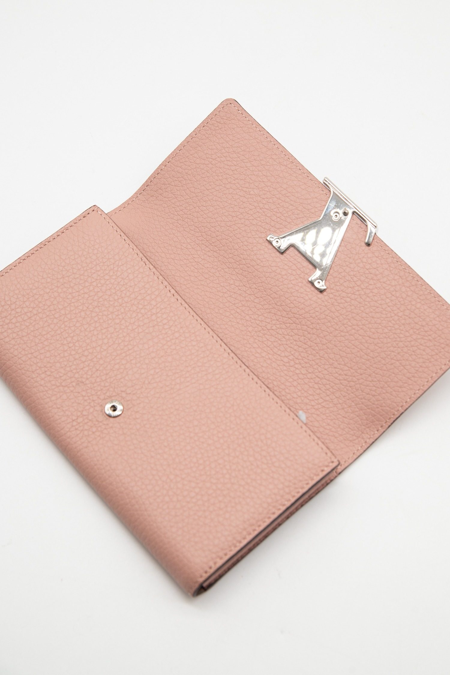 Thumbnail of http://Louis%20Vuitton%20Capucines%20Portemonnaie%20in%20Rosa