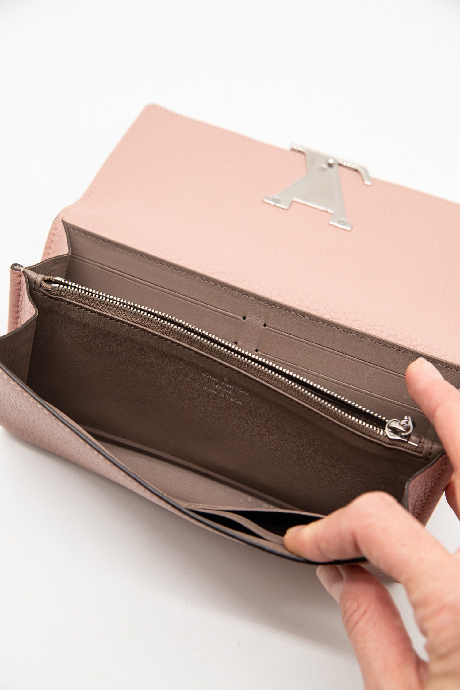 Thumbnail of http://Louis%20Vuitton%20Capucines%20Portemonnaie%20in%20Rosa