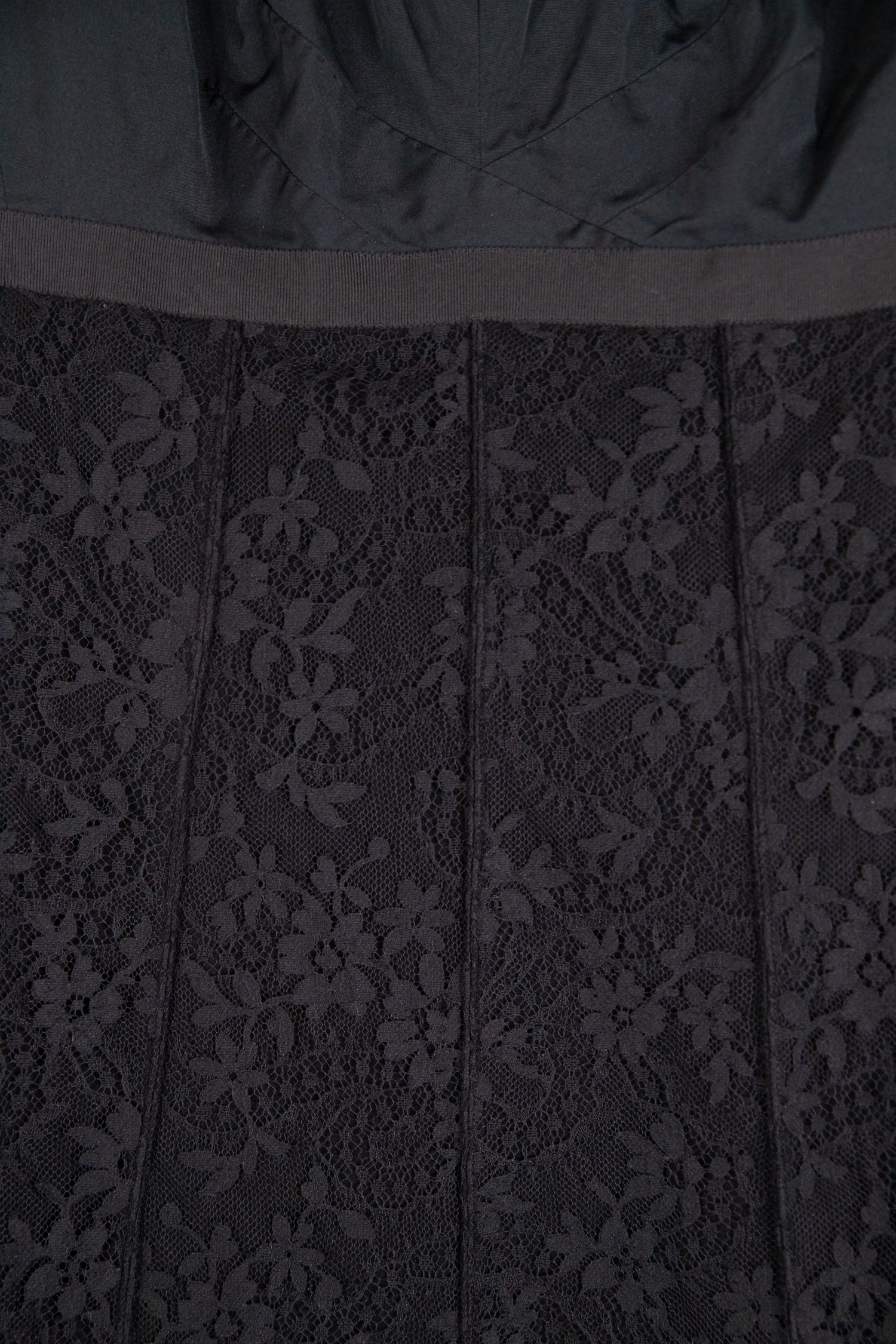 Thumbnail of http://Louis%20Vuitton%20Minikleid%20mit%20Spitze%20in%20Schwarz