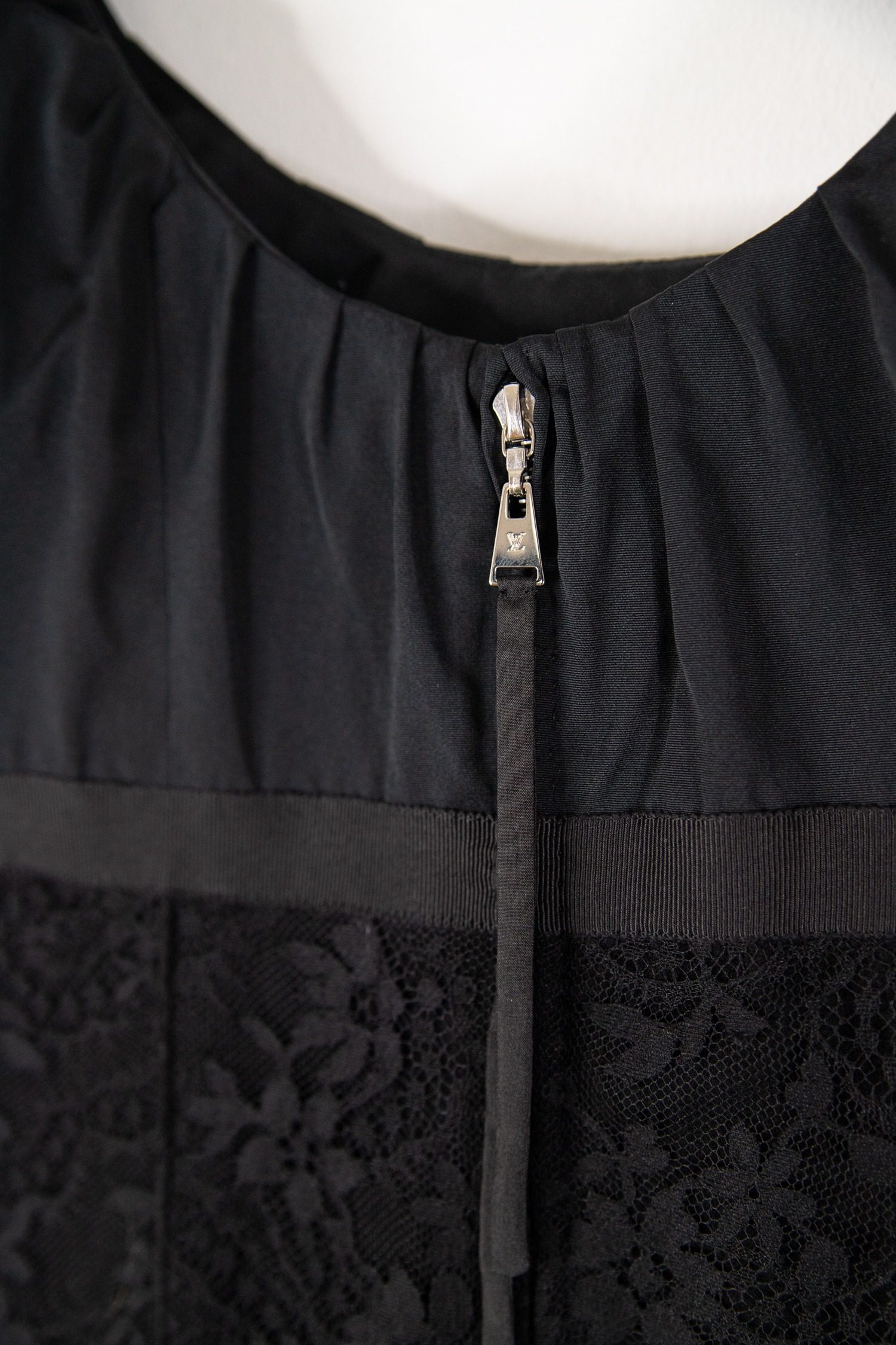 Thumbnail of http://Louis%20Vuitton%20Minikleid%20mit%20Spitze%20in%20Schwarz