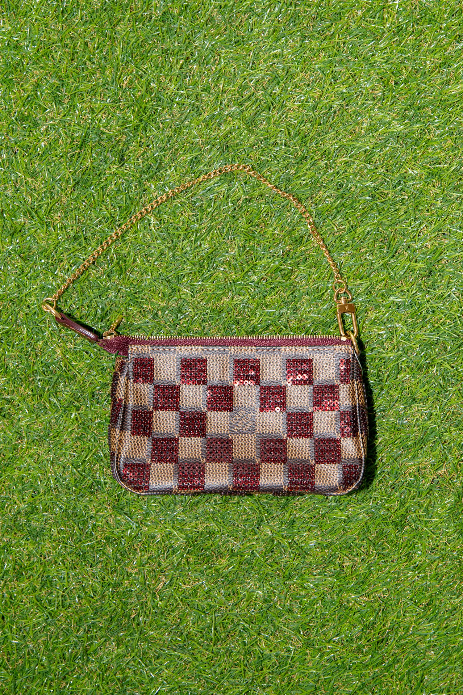 Thumbnail of http://Louis%20Vuitton%20Mini%20Pouchette%20mit%20Pailletten%20in%20Braun%20und%20Gold