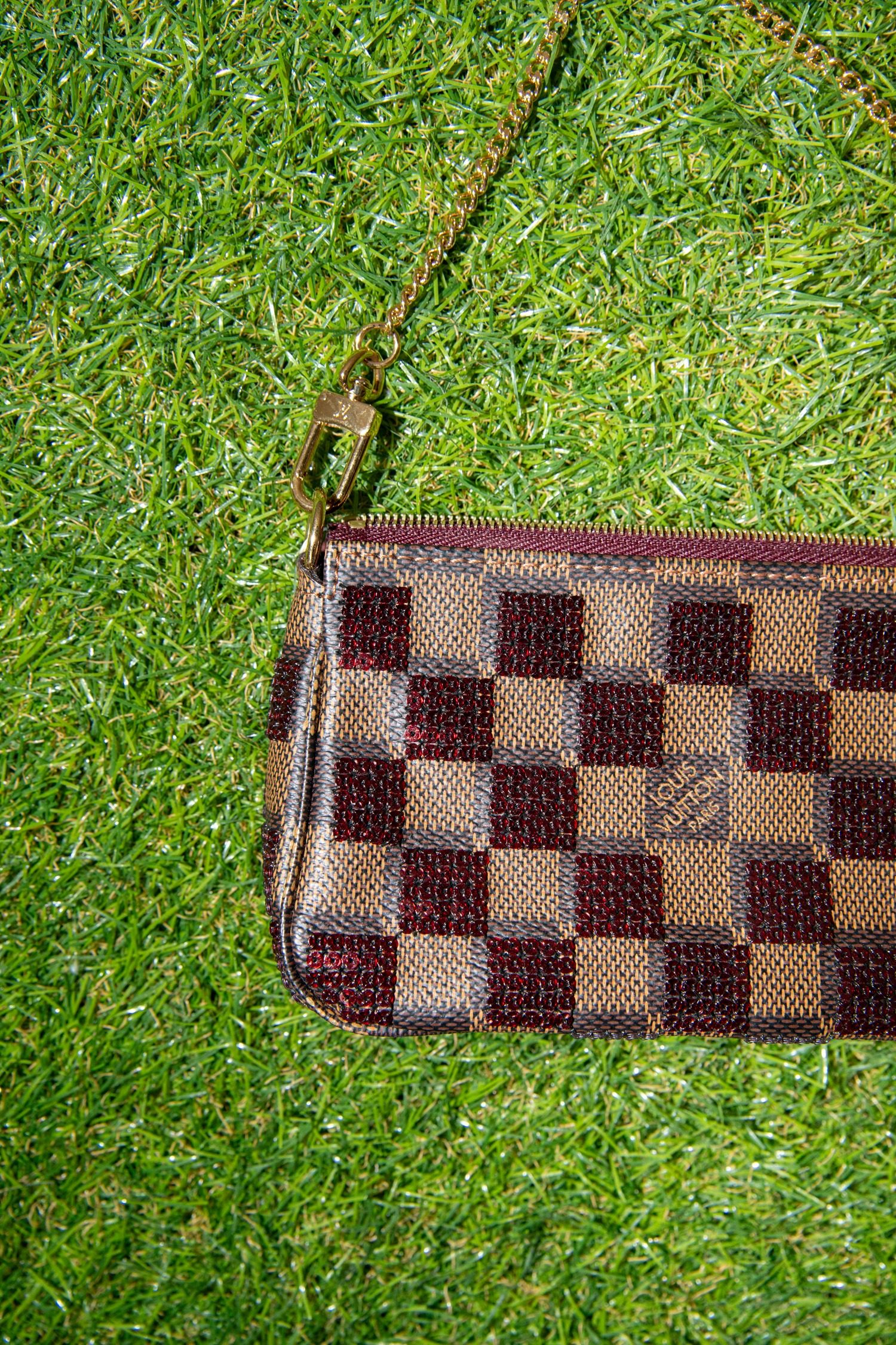 Thumbnail of http://Louis%20Vuitton%20Mini%20Pouchette%20mit%20Pailletten%20in%20Braun%20und%20Gold