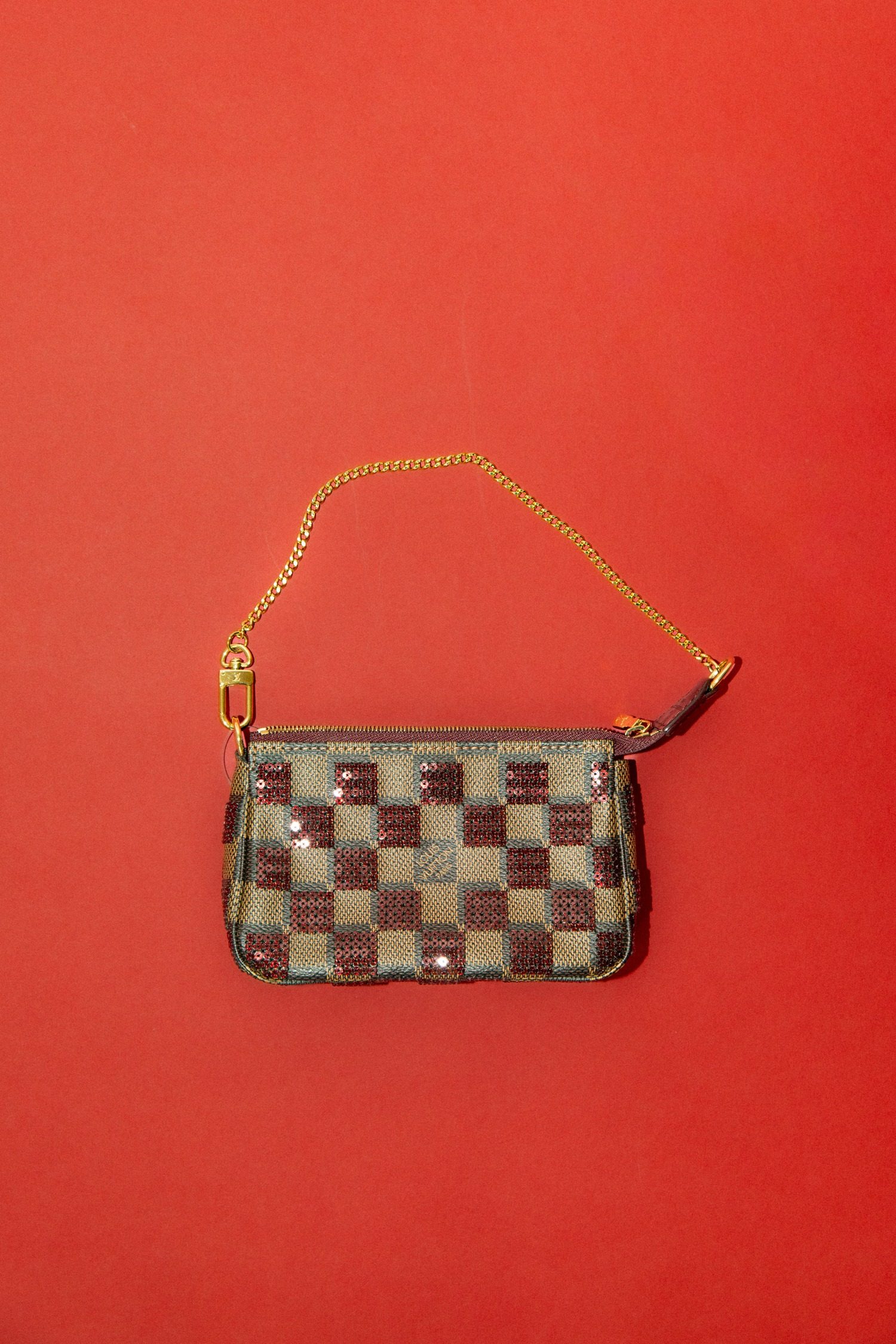 Thumbnail of http://Louis%20Vuitton%20Mini%20Pouchette%20mit%20Pailletten%20in%20Braun%20und%20Gold
