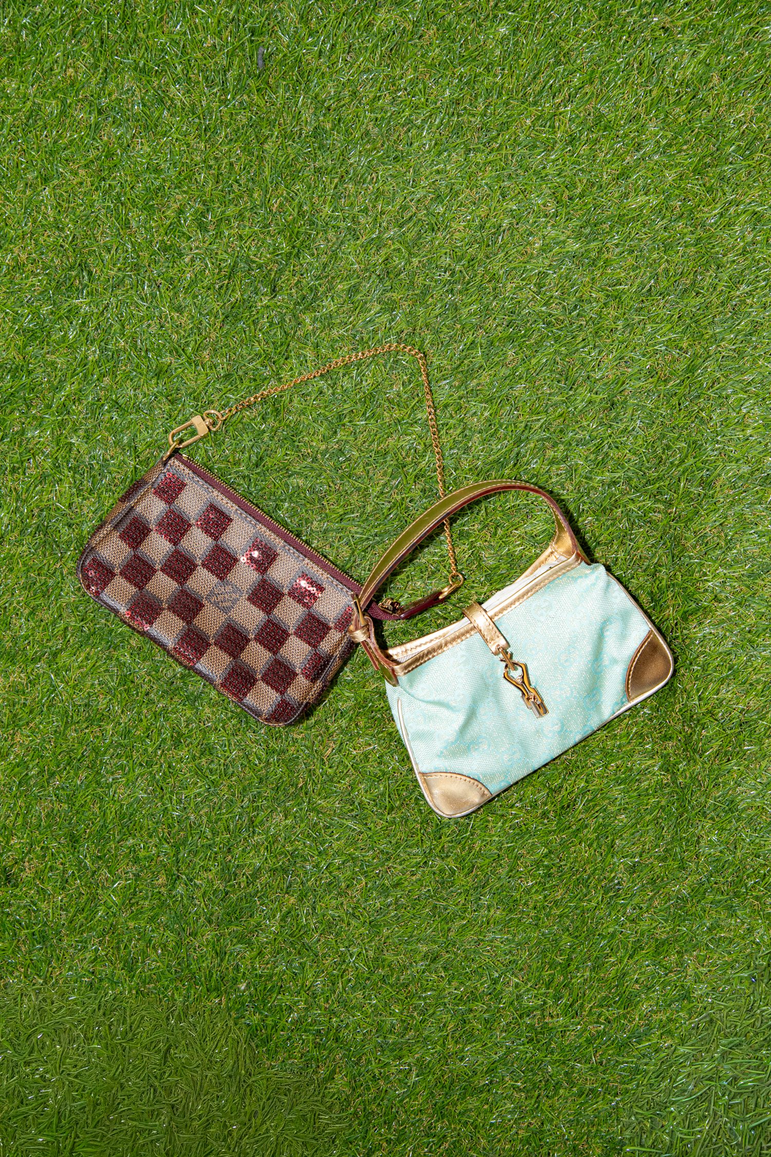 Thumbnail of http://Louis%20Vuitton%20Mini%20Pouchette%20mit%20Pailletten%20in%20Braun%20und%20Gold