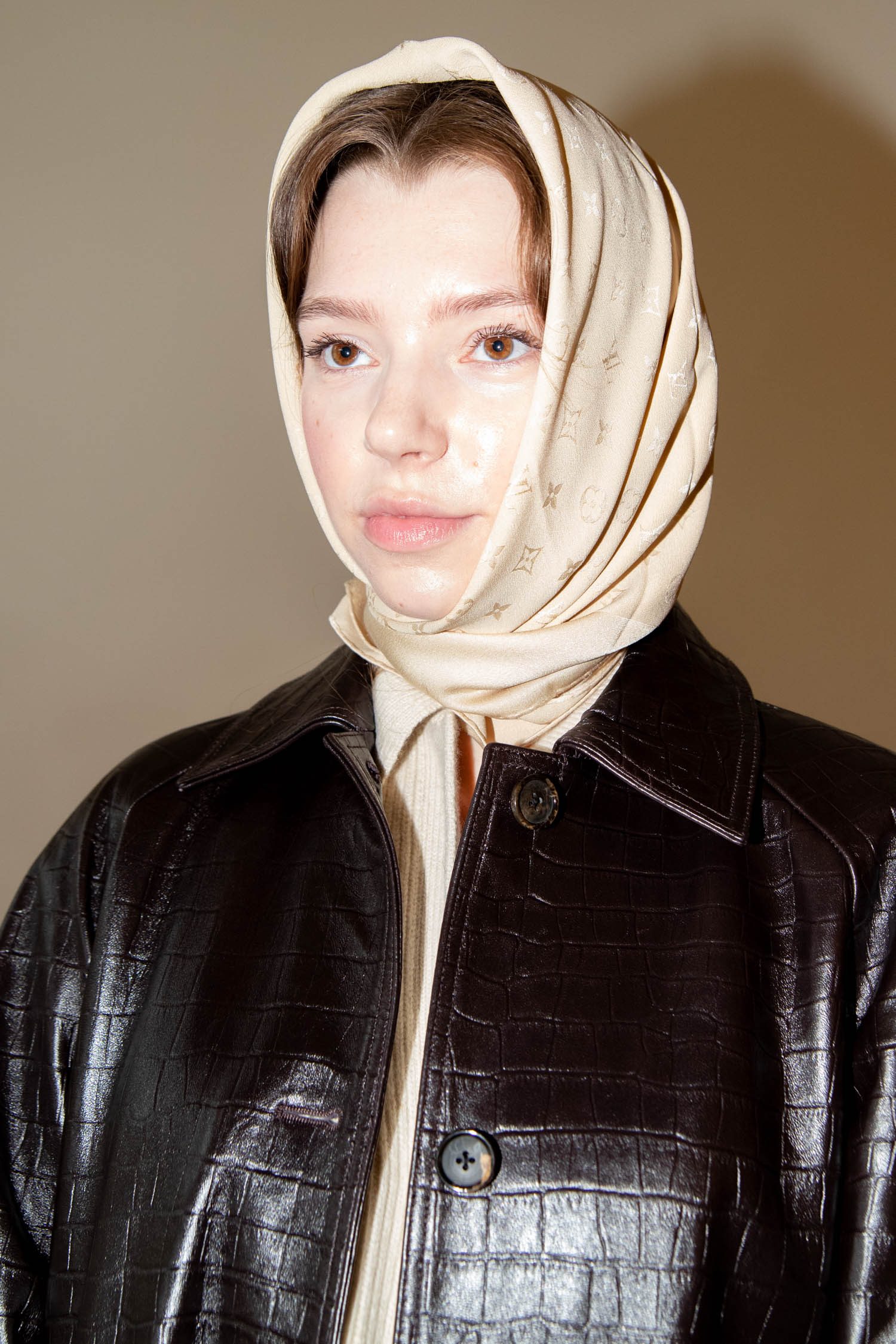 Thumbnail of http://Louis-Vuitton-damen-accessoires-tuch-schal-Monogramm-Seidencarré-Beige.CR2