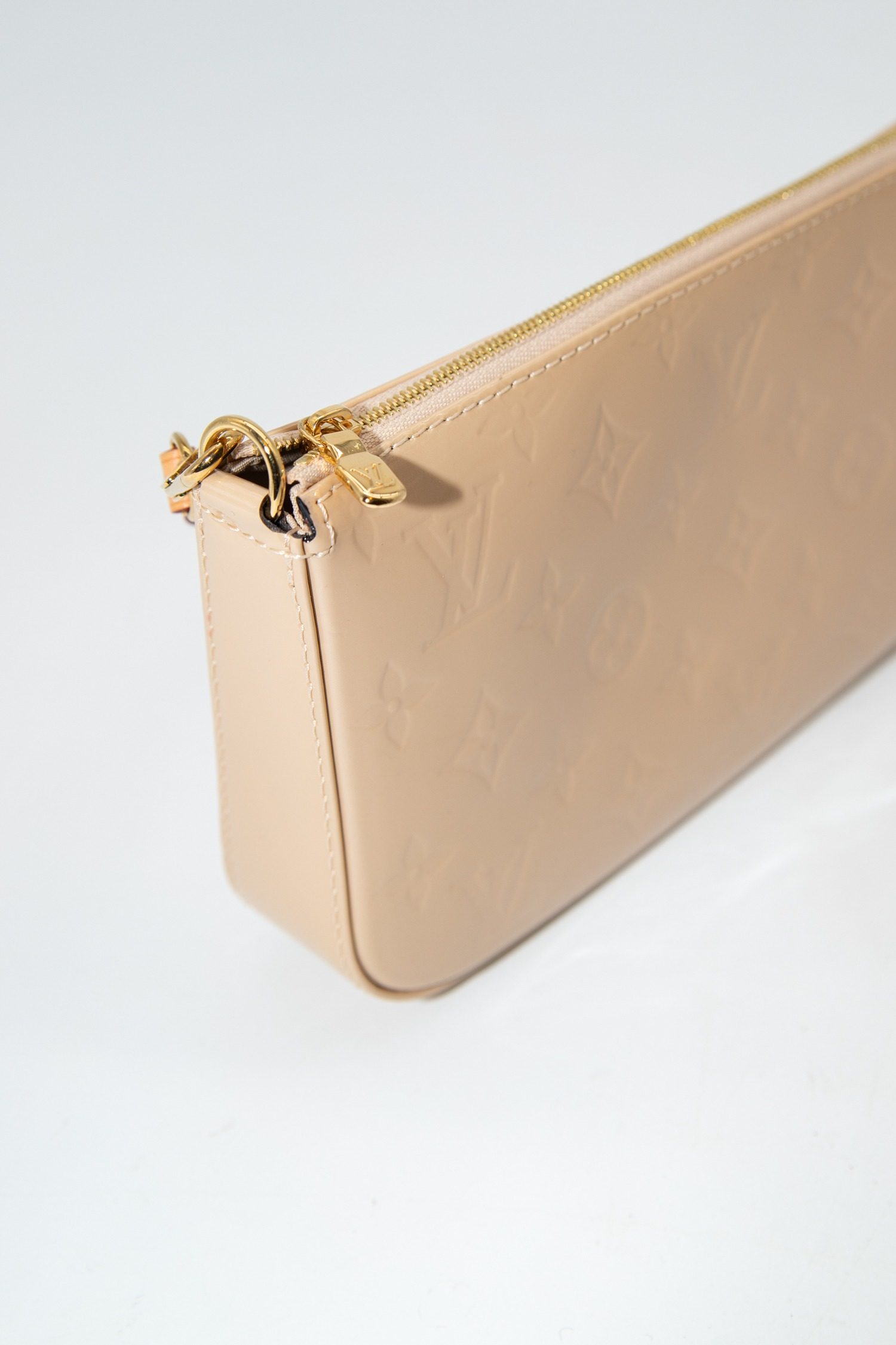 Thumbnail of http://Louis%20Vuitton%20Handtasche%20aus%20Lackleder%20in%20Beige