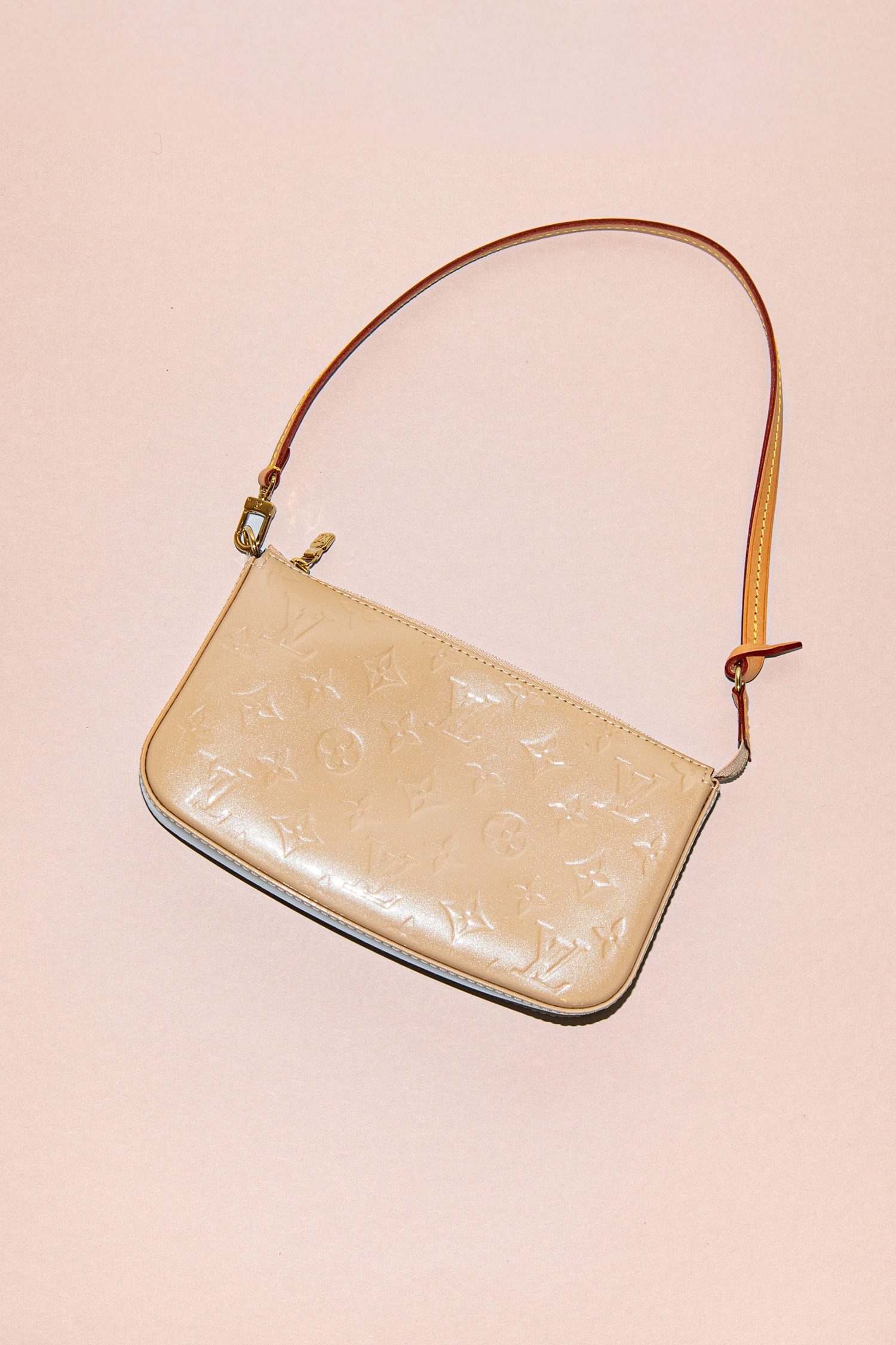 Thumbnail of http://Louis%20Vuitton%20Handtasche%20aus%20Lackleder%20in%20Beige