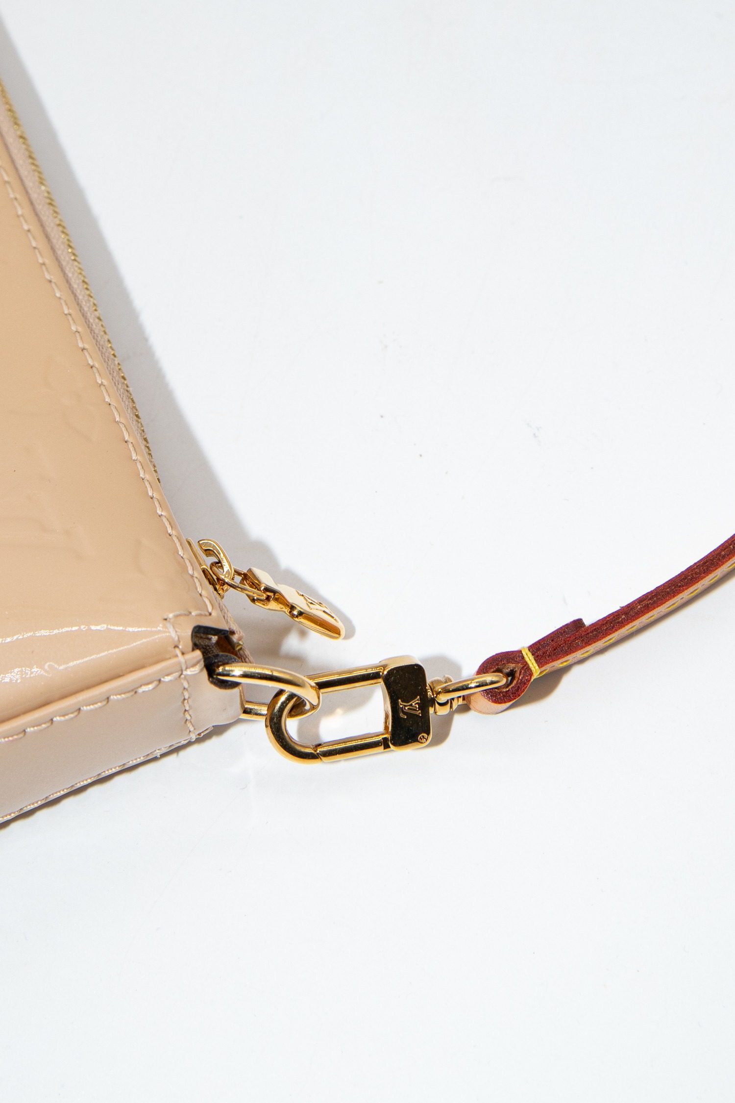 Thumbnail of http://Louis%20Vuitton%20Handtasche%20aus%20Lackleder%20in%20Beige