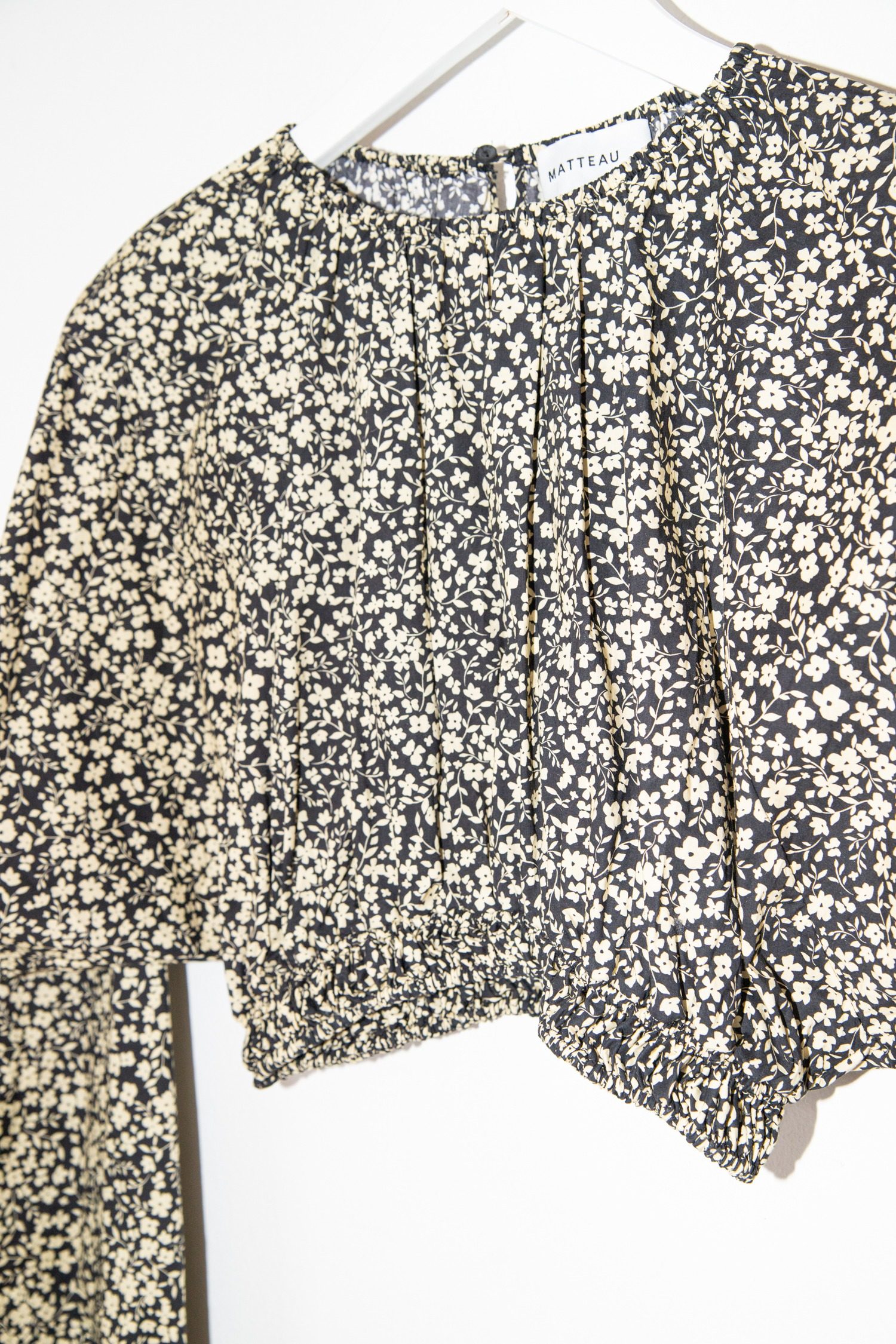 Thumbnail of http://Matteau%20Bluse%20mit%20Blumenmuster%20in%20Schwarz%20und%20Hellbeige