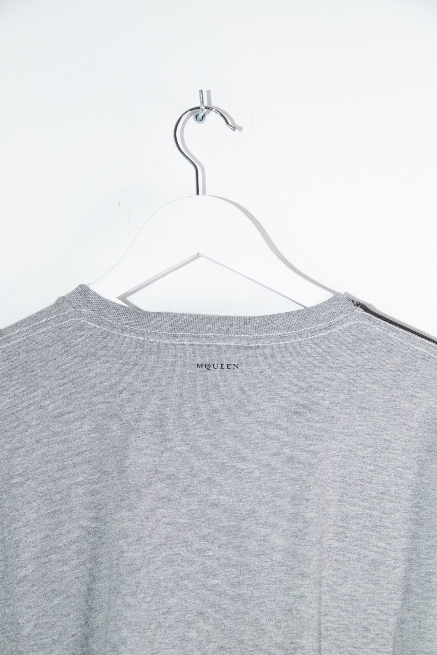 Thumbnail of http://Alexander%20McQueen%20Oversized%20T-Shirt%20in%20Hellgrau%20und%20Schwarz