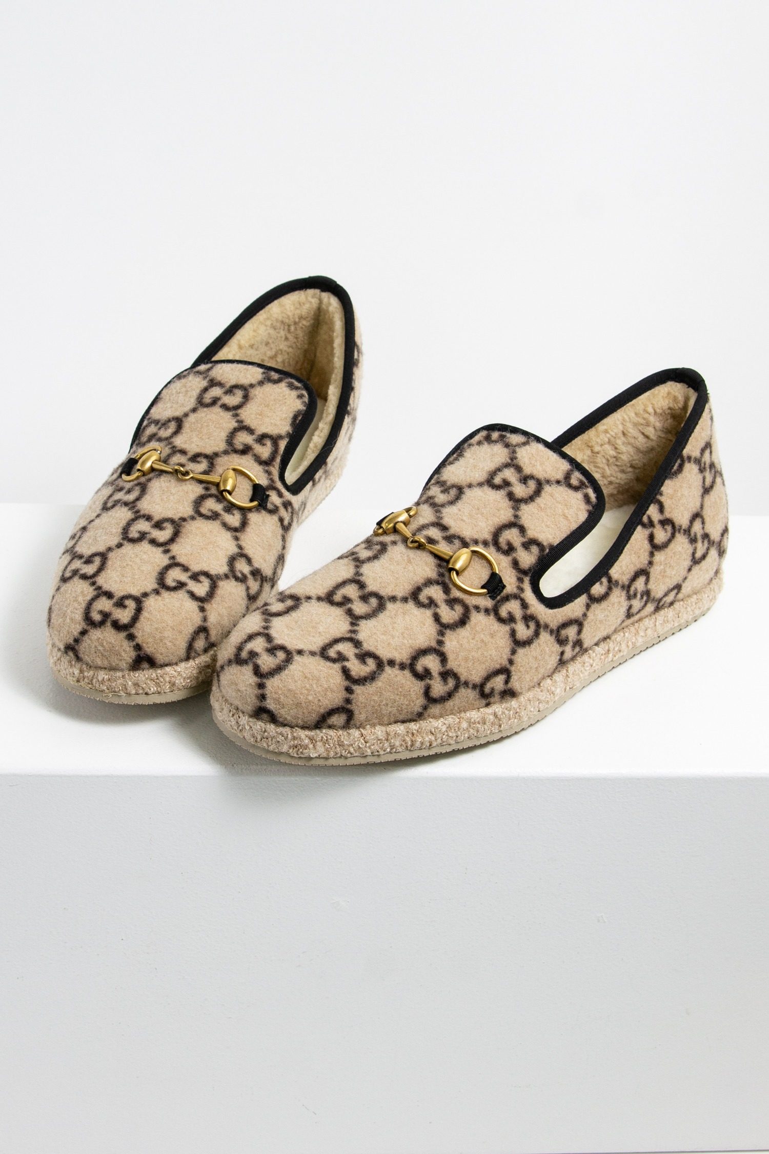 Gucci Lammfell Hausschuhe mit Horsebit-Detail