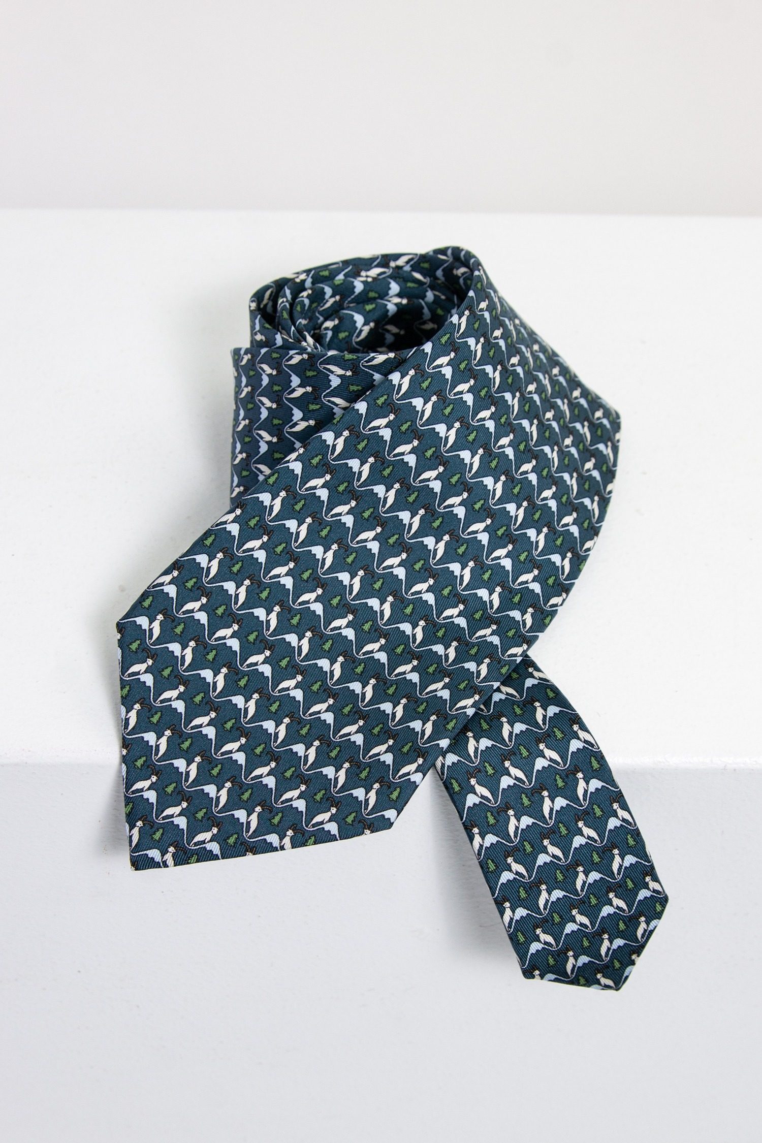 Hermès Krawatte aus Seide mit Ziegenbock auf schneebedeckten Hügeln