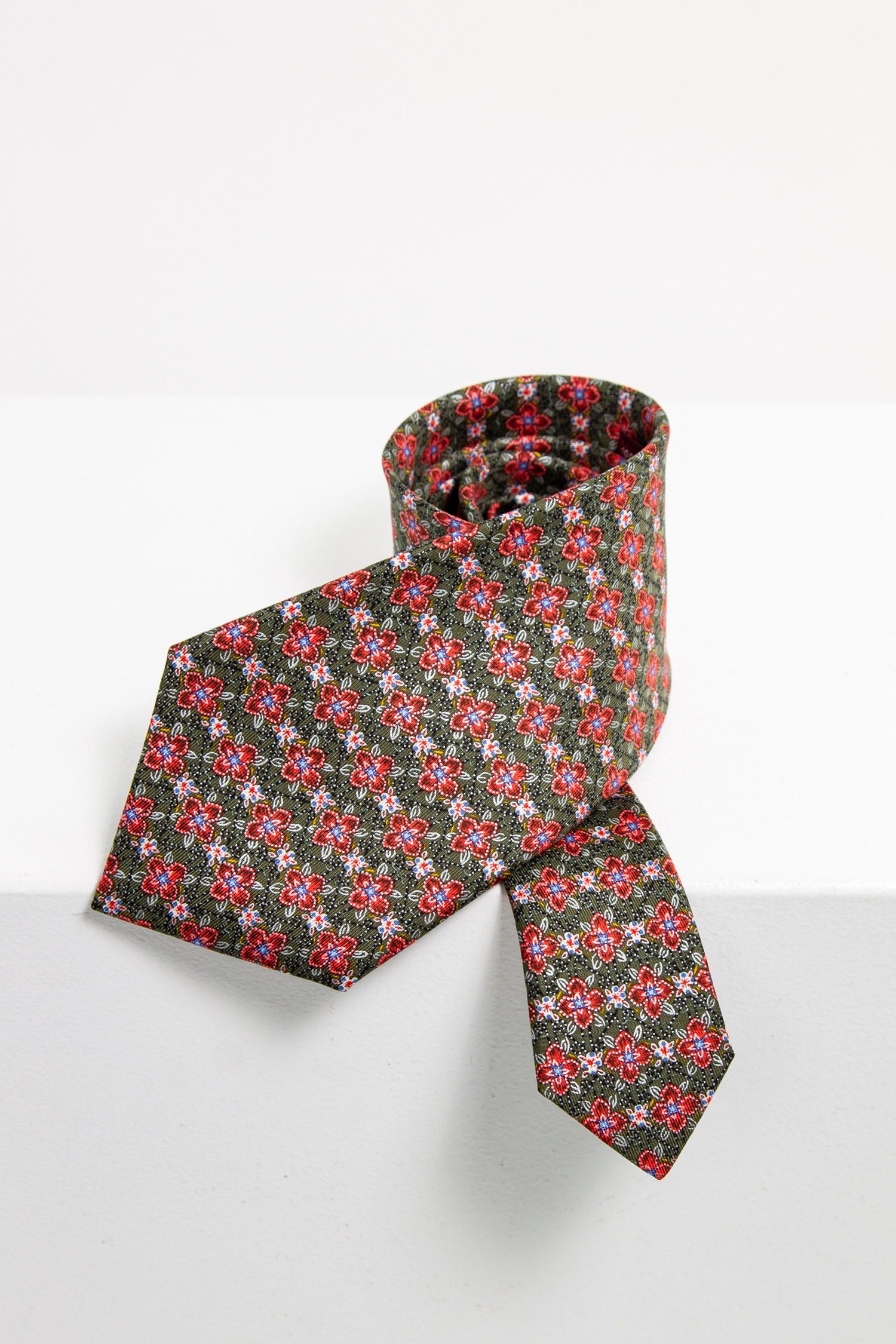 Thumbnail of http://Hermès%20Seidenkrawatte%20mit%20Blütenmotiven