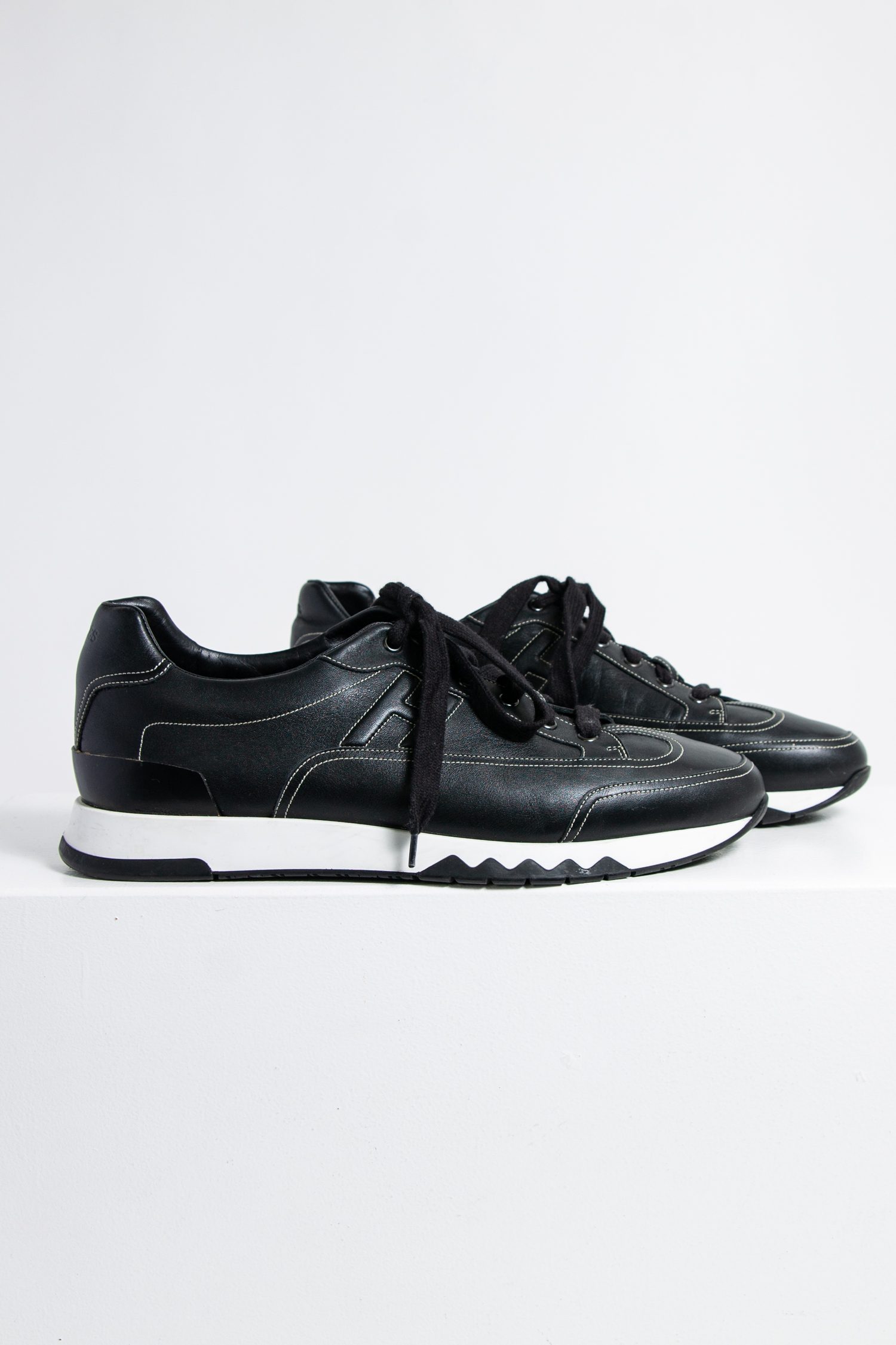 Hermès "Trail" Sneaker in schwarz mit weißen Details