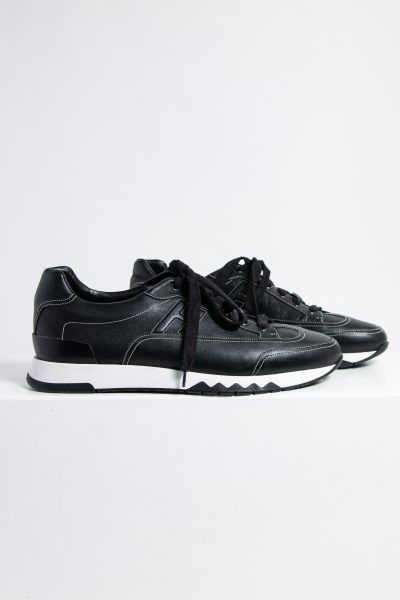 Hermès "Trail" Sneaker in schwarz mit weißen Details