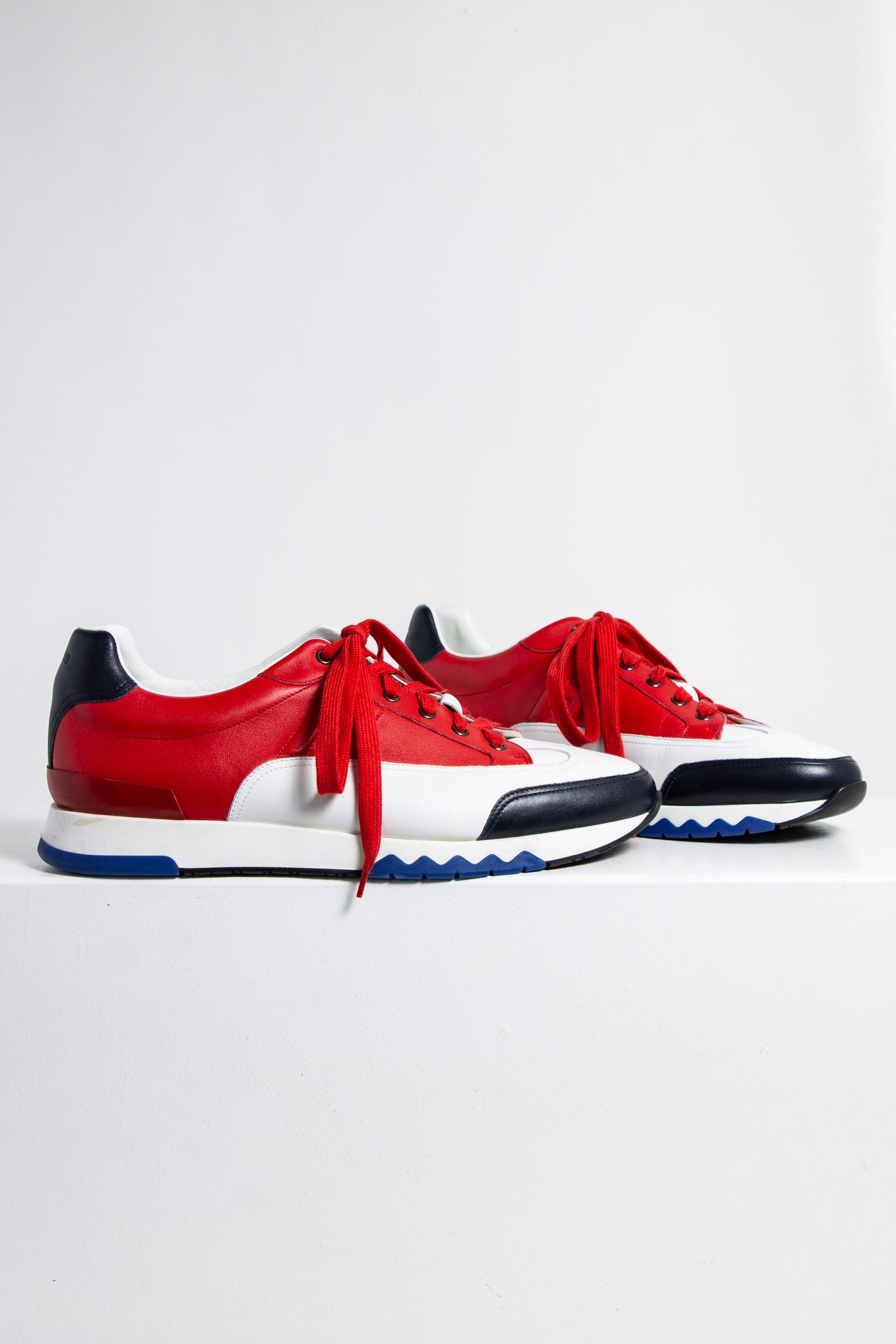 Hermès "Trail" Sneaker in weiß, rot und blau