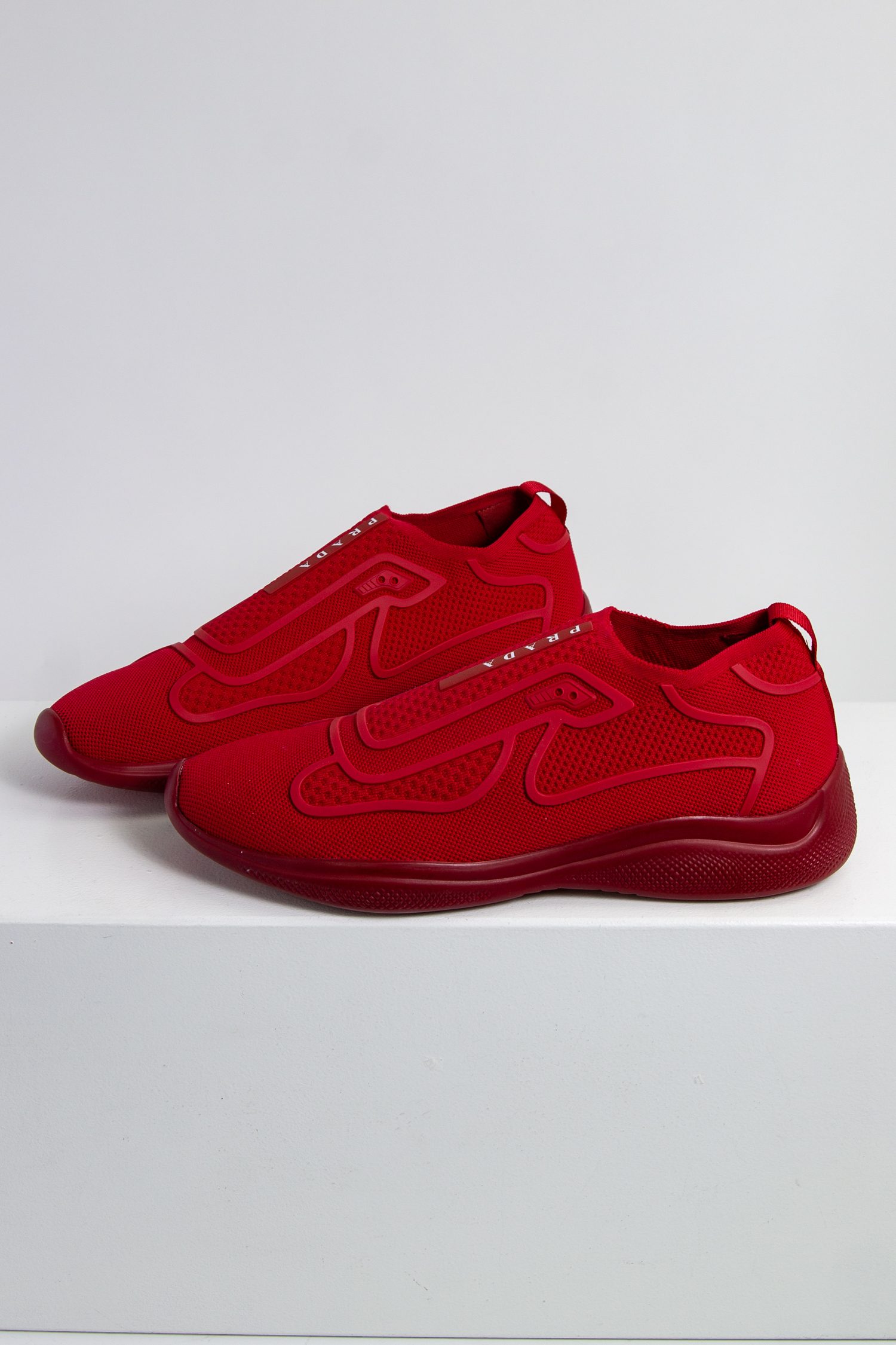 Prada Sneaker aus rotem Stretchmaterial mit Gummidetails