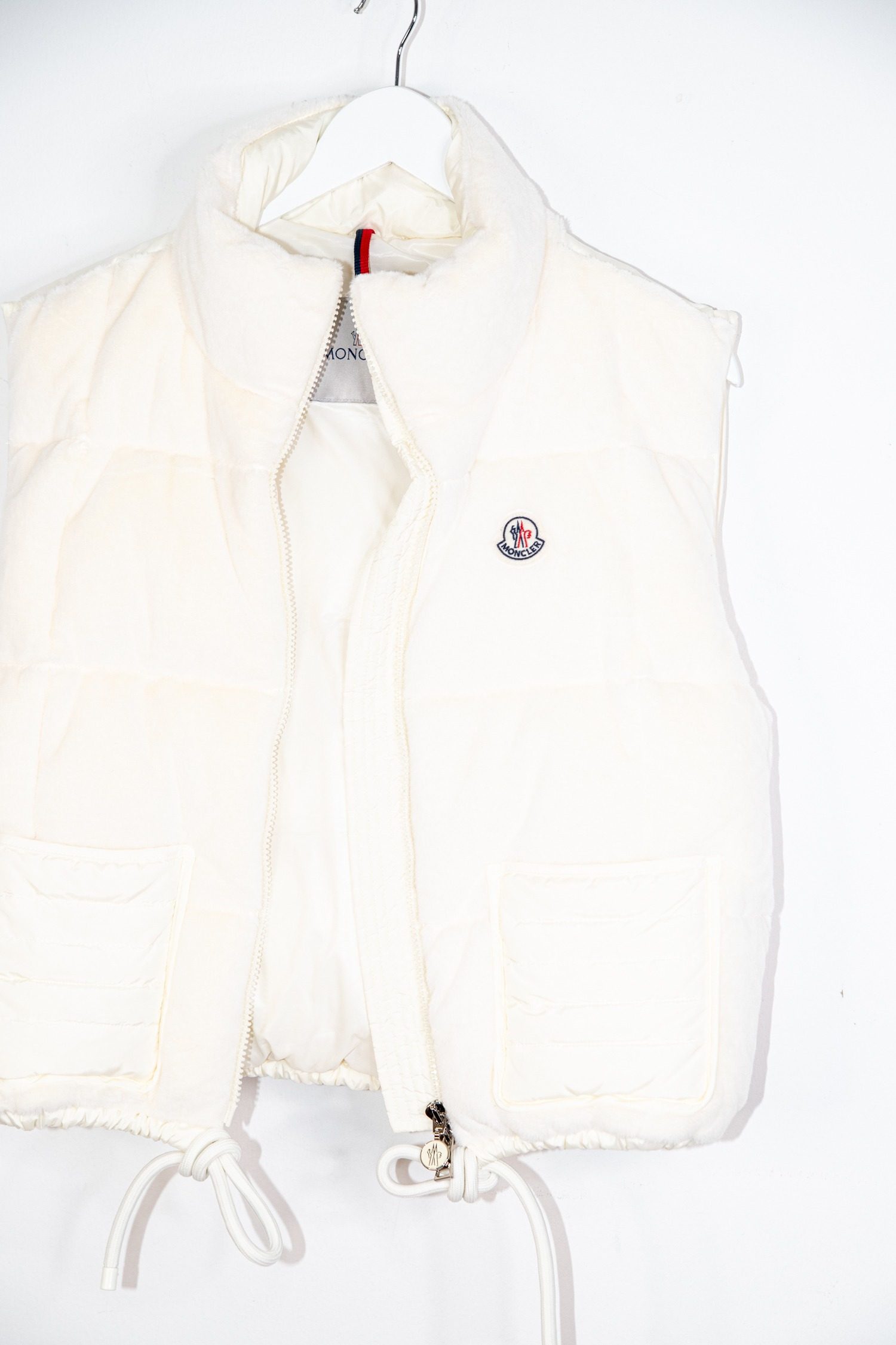 Thumbnail of http://Moncler%20Arques%20Daunenweste%20in%20Weiß