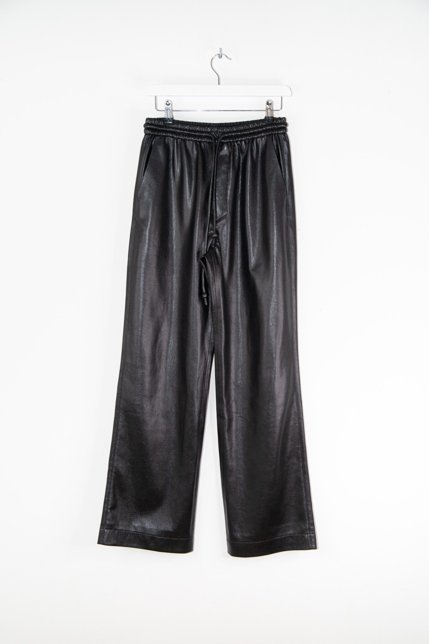 Thumbnail of http://Nanushka%20Hose%20in%20Leder-Optik%20in%20Schwarz