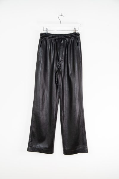 Nanushka Hose in Leder-Optik in Schwarz
