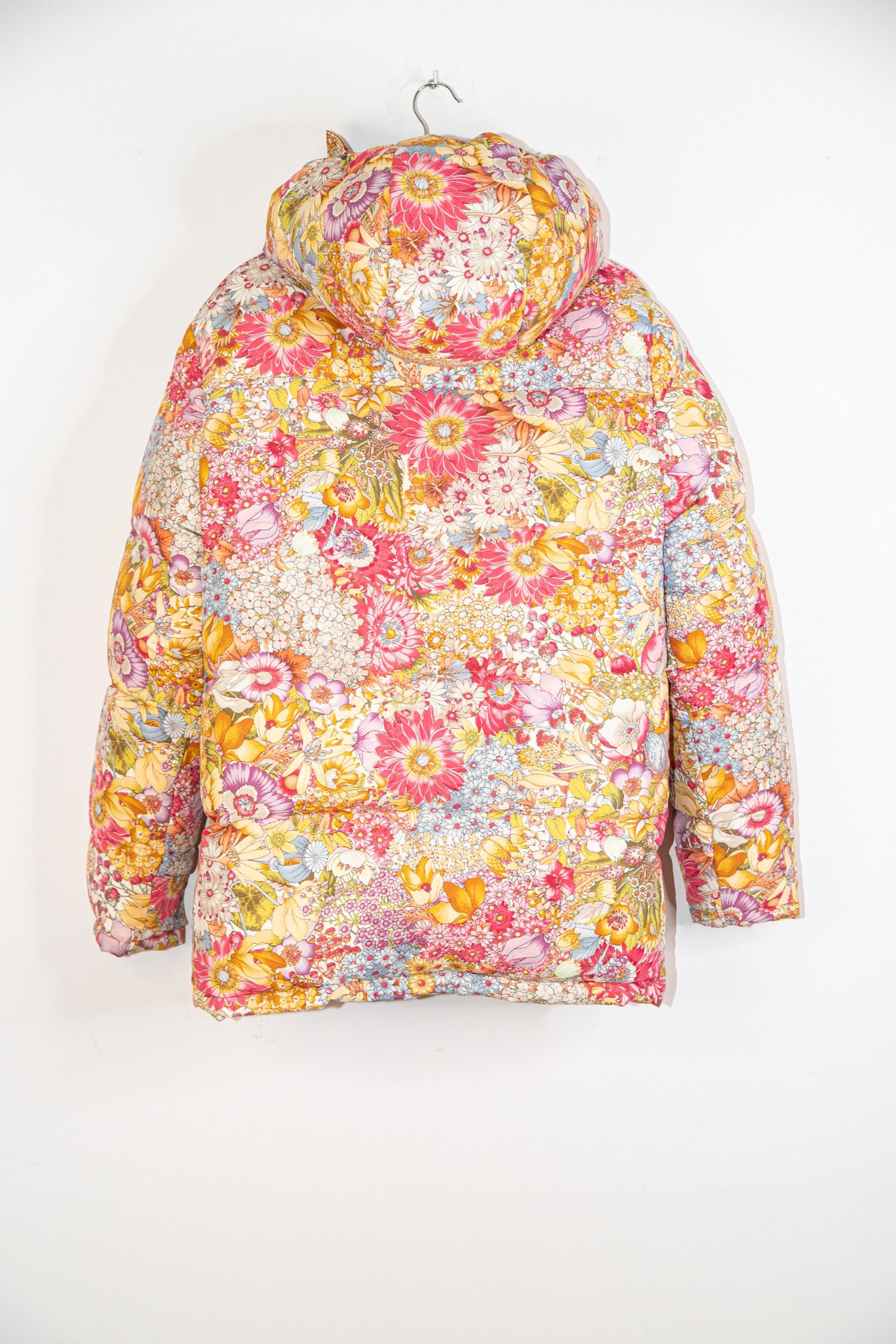 Thumbnail of http://Gucci%20x%20The%20North%20Face%20Daunenjacke%20mit%20Blumenmuster