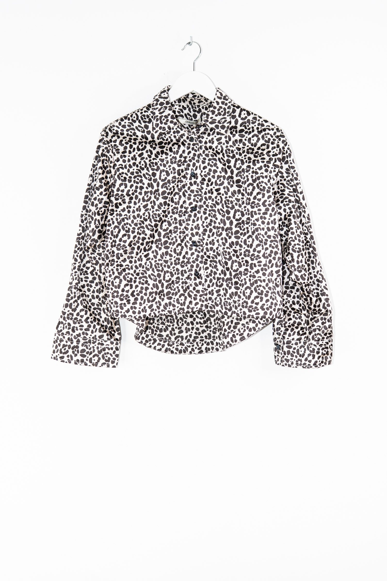 Odeeh Bluse mit Leomuster in Hellgrau und Schwarz