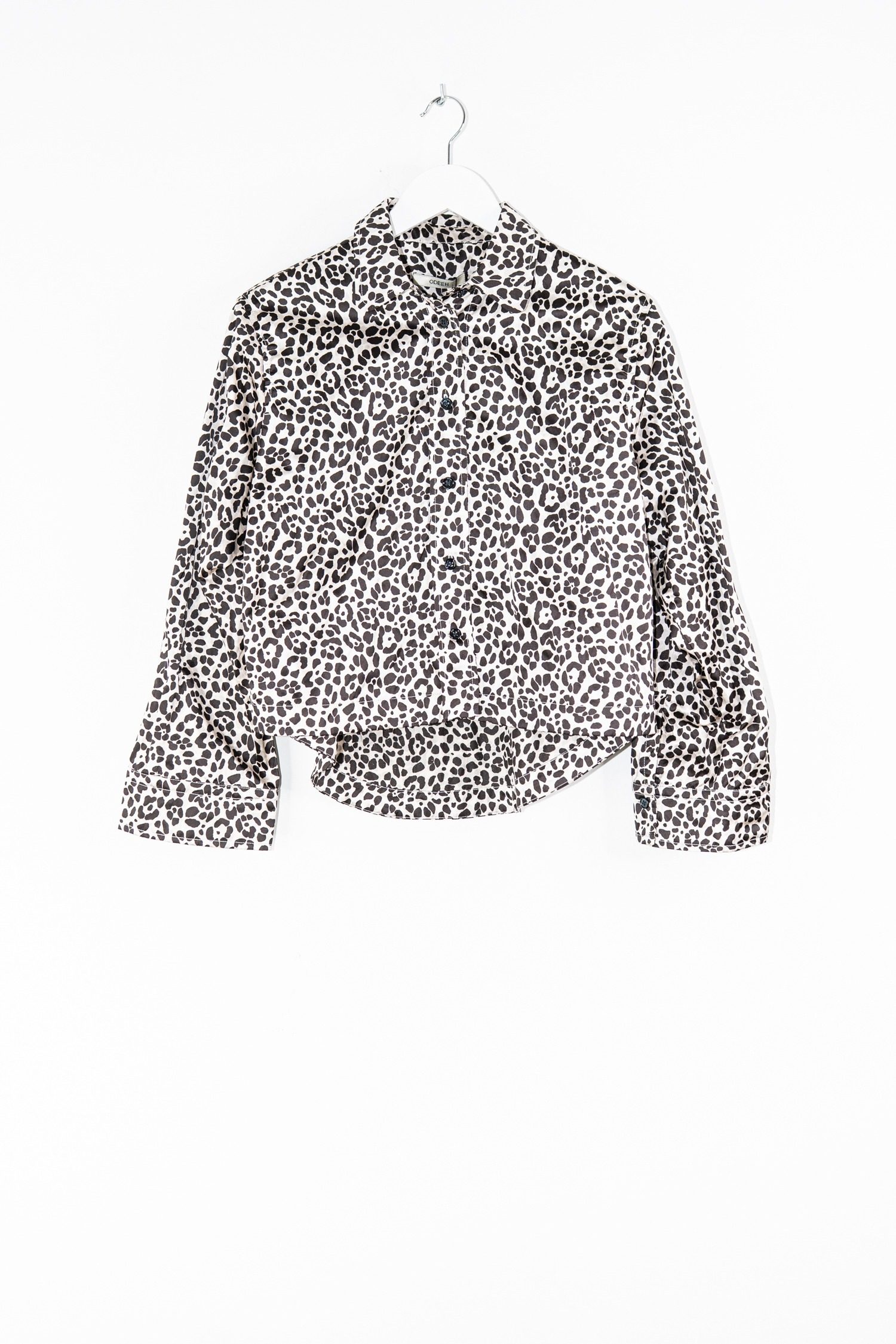 Thumbnail of http://Odeeh%20Bluse%20mit%20Leomuster%20in%20Hellgrau%20und%20Schwarz