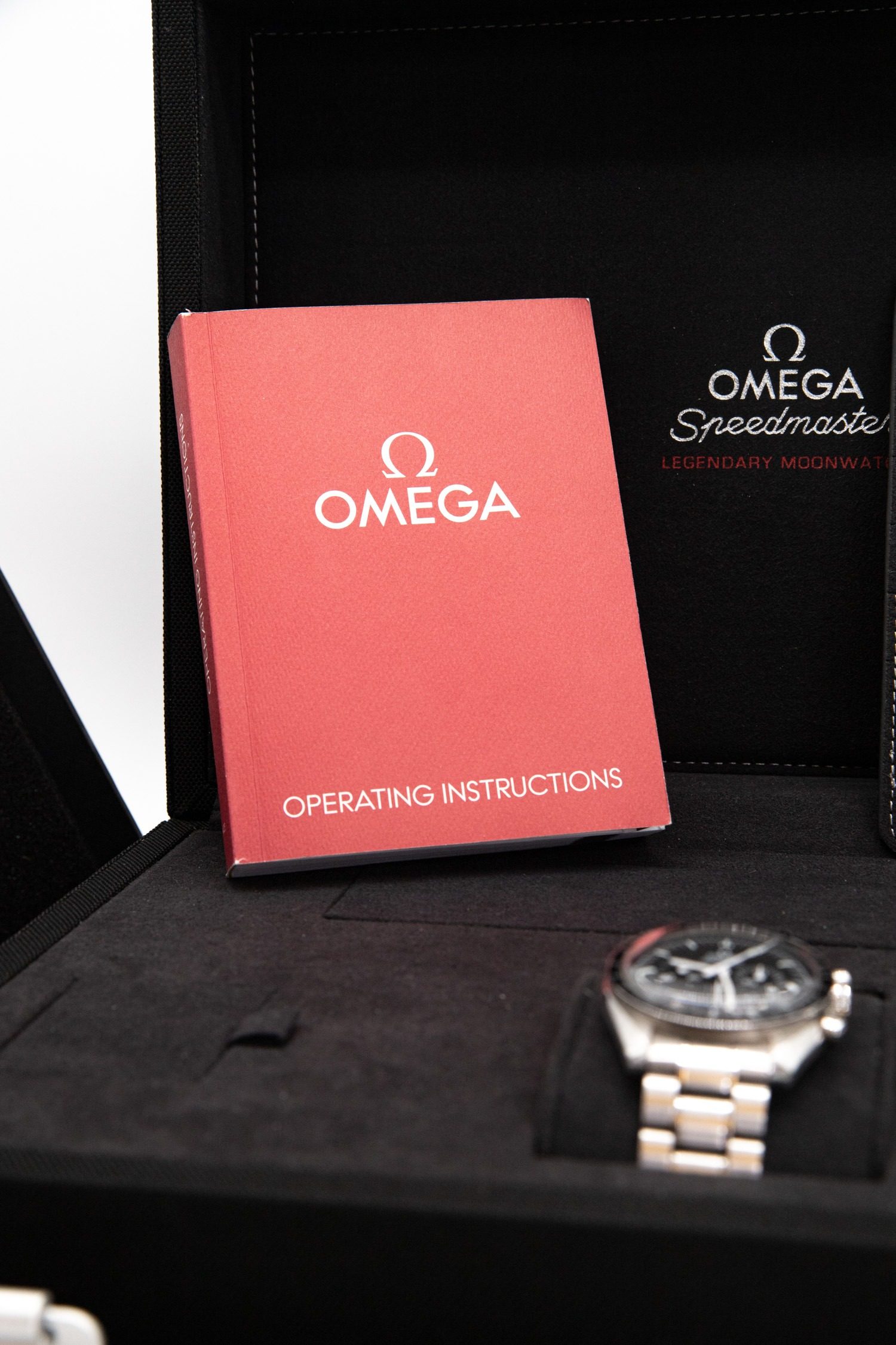 Thumbnail of http://Omega%20Speedmaster%20Legendary%20Moonwatch%20Uhr%20in%20Schwarz%20und%20Silber