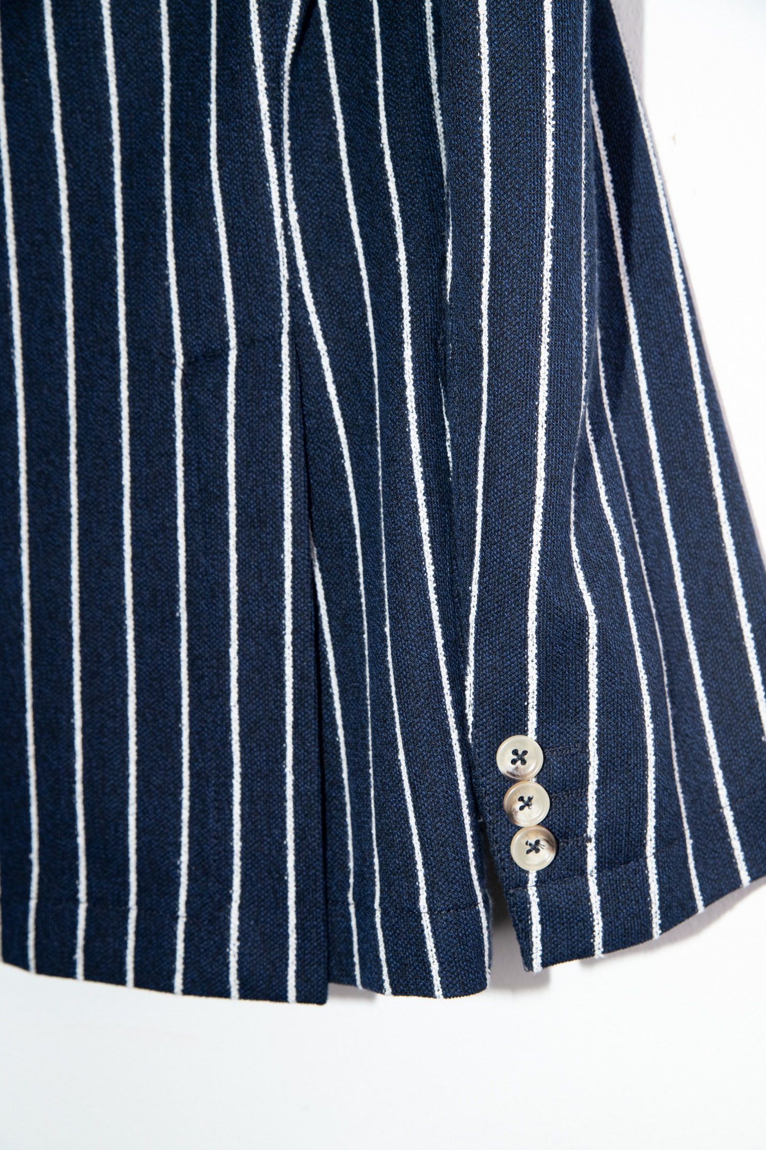 Thumbnail of http://Paoloni%20Jackett%20in%20Dunkelblau%20und%20Weiß%20Gestreift