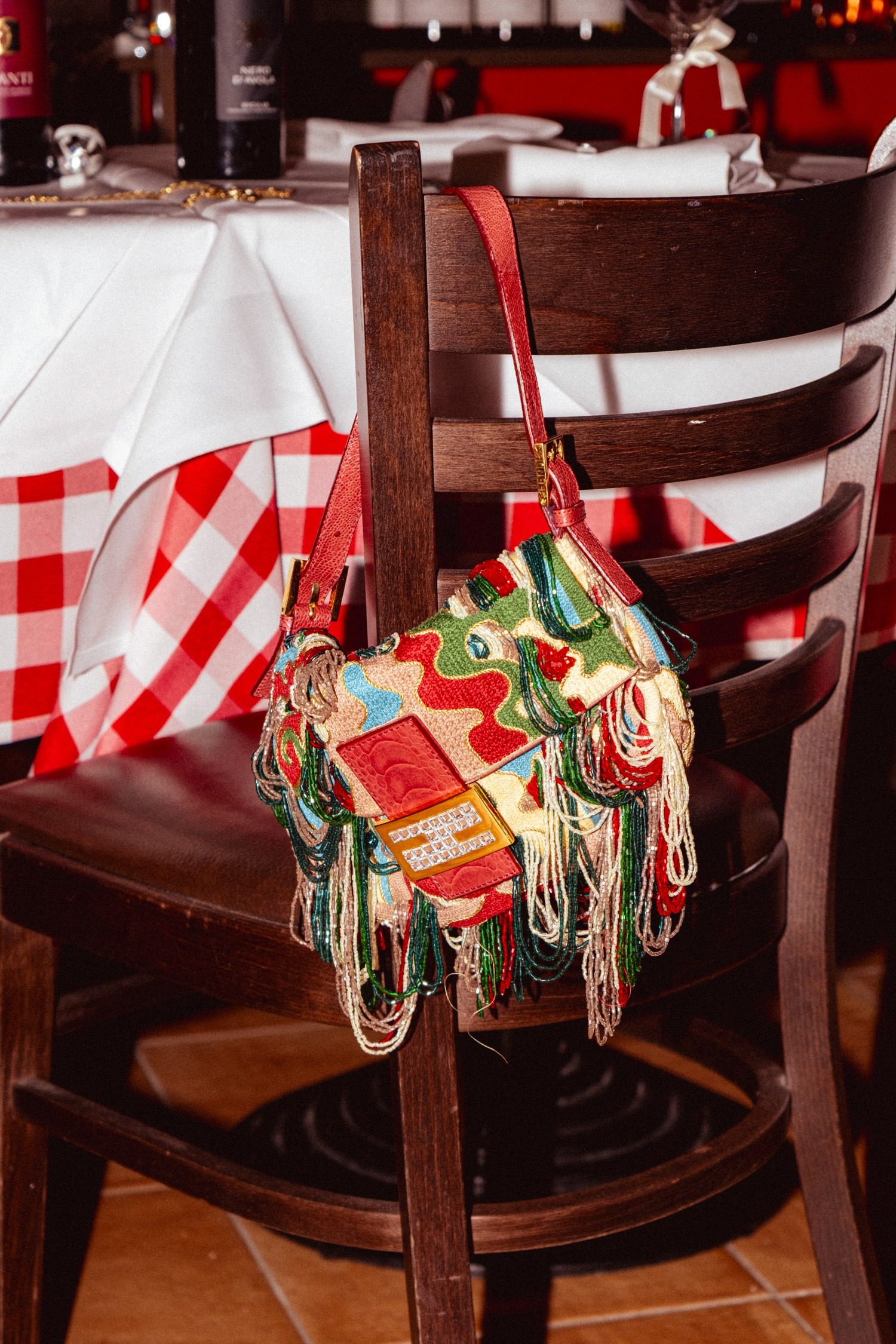 Thumbnail of http://Vintage%20Fendi%20Baguette%20Tasche%20mit%20Wellenmuster%20und%20Glasperlen