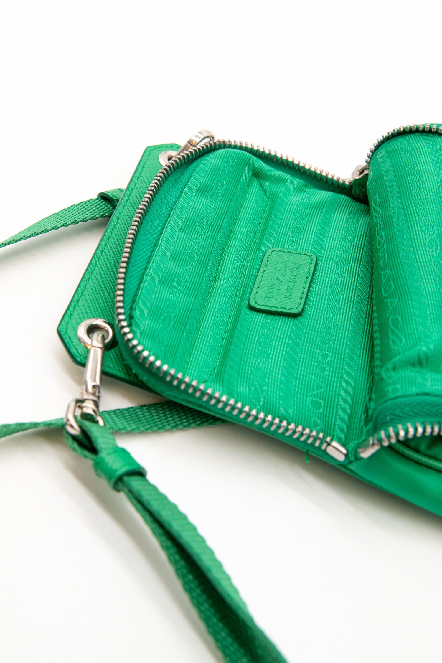 Thumbnail of http://Prada%20Smartphone%20Tasche%20aus%20Re-Nylon%20in%20Grün%20und%20Silber