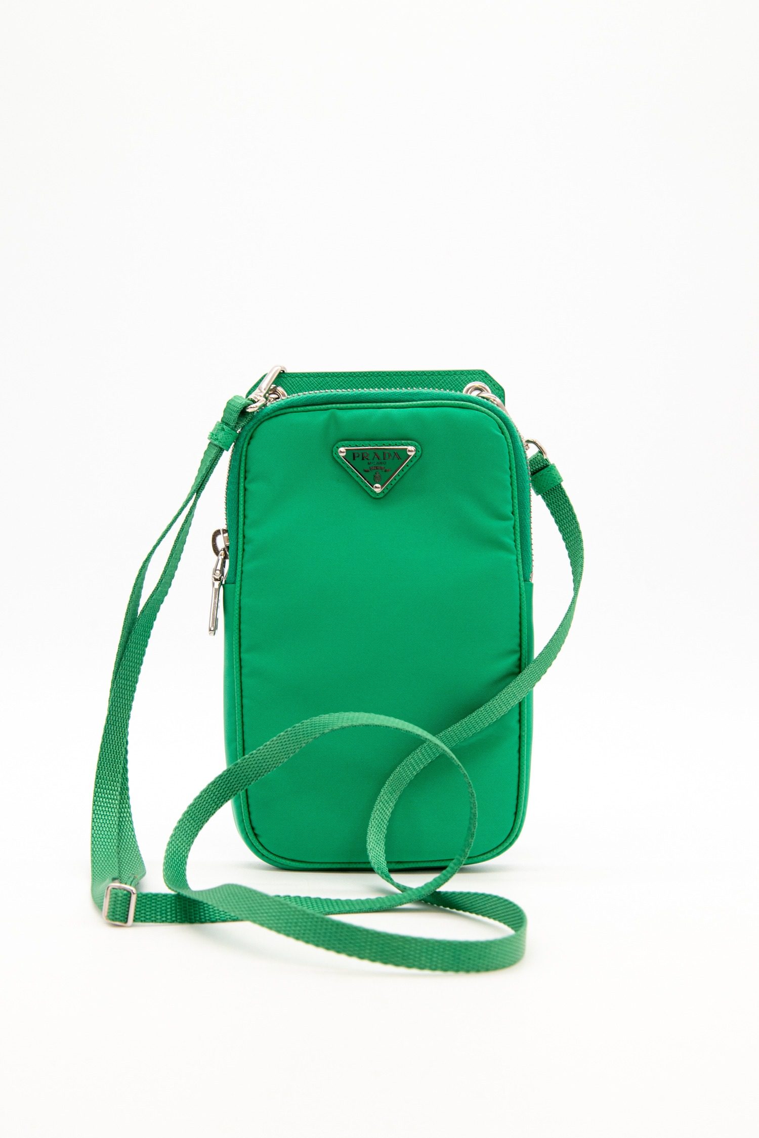 Thumbnail of http://Prada%20Smartphone%20Tasche%20aus%20Re-Nylon%20in%20Grün%20und%20Silber