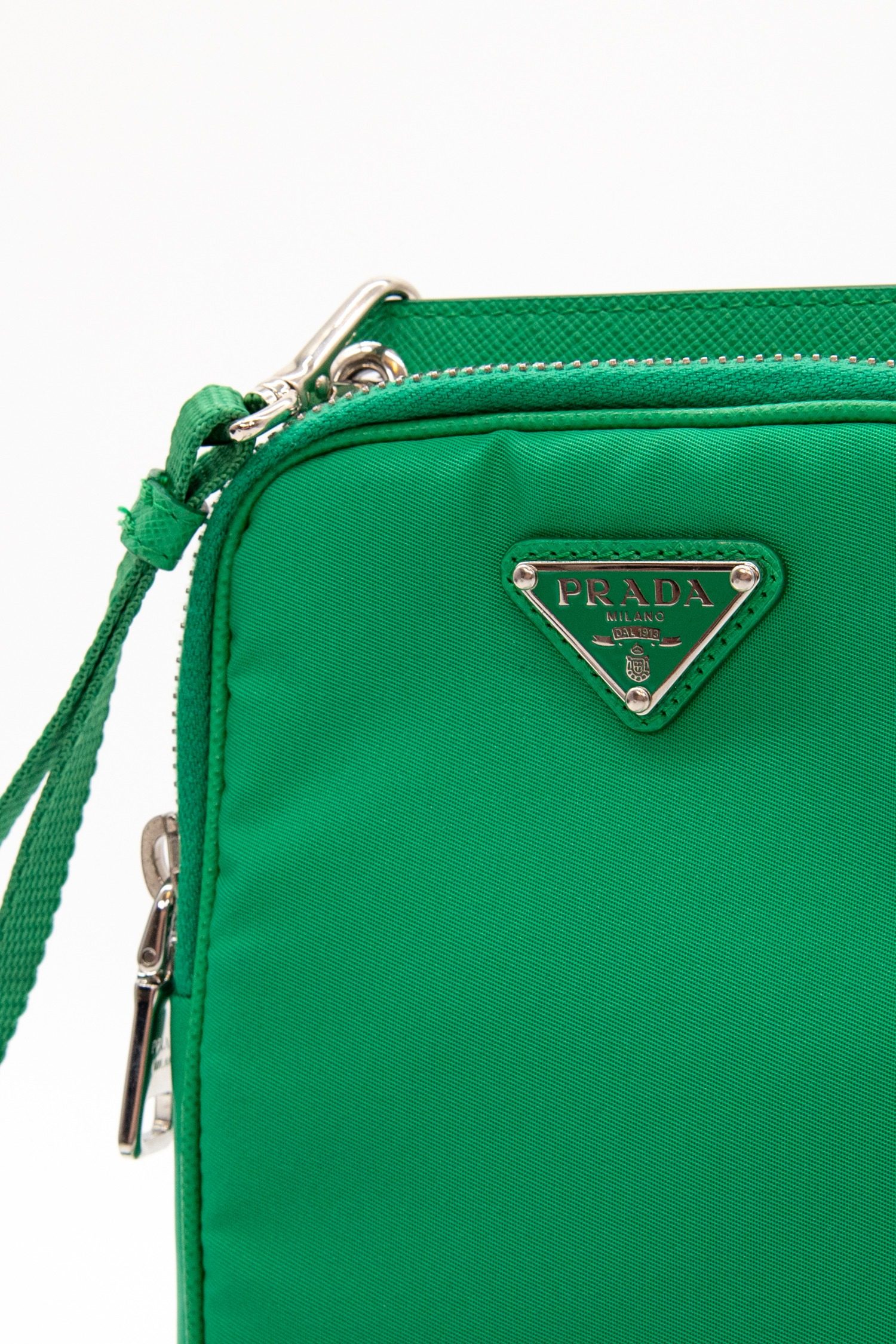 Thumbnail of http://Prada%20Smartphone%20Tasche%20aus%20Re-Nylon%20in%20Grün%20und%20Silber