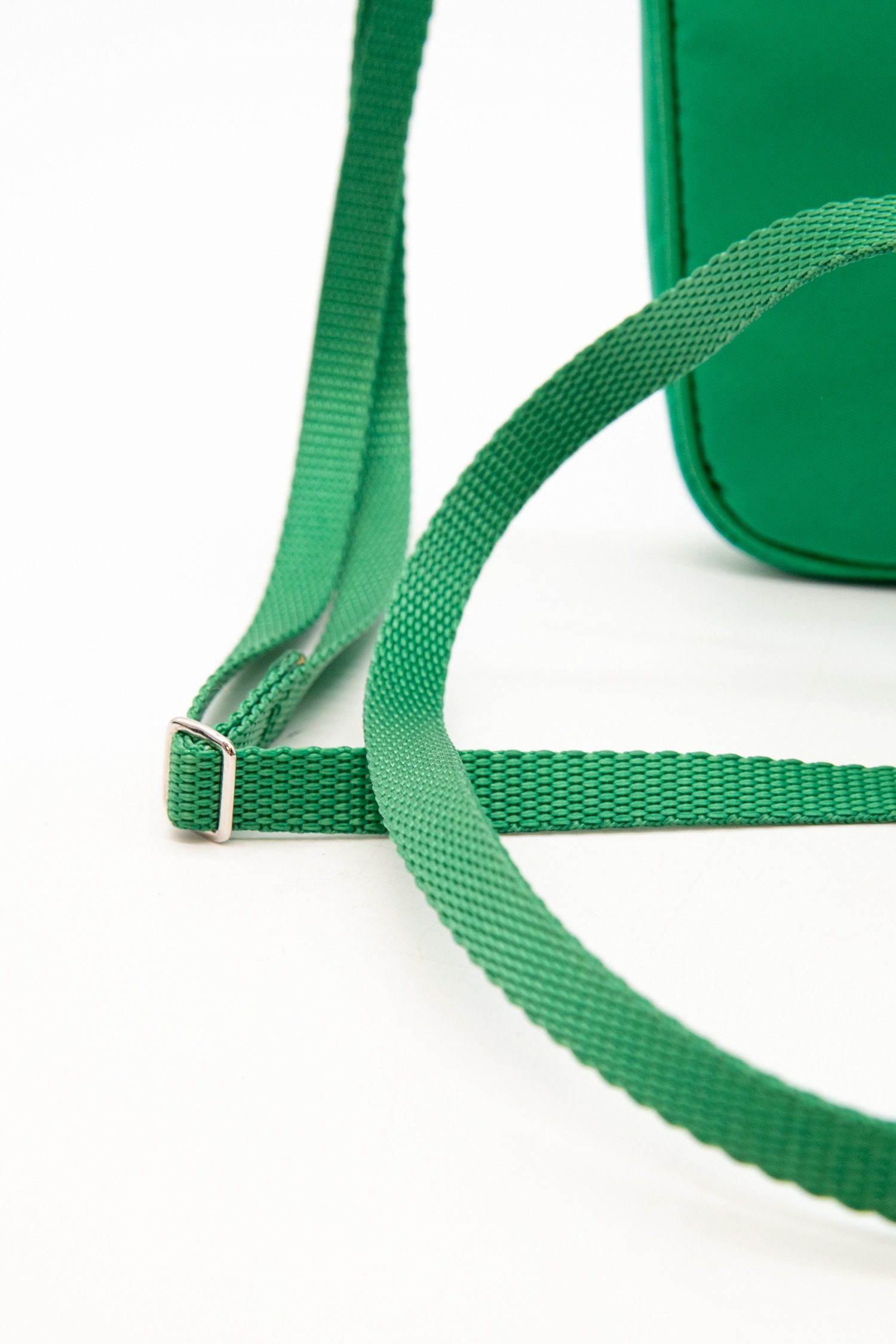 Thumbnail of http://Prada%20Smartphone%20Tasche%20aus%20Re-Nylon%20in%20Grün%20und%20Silber