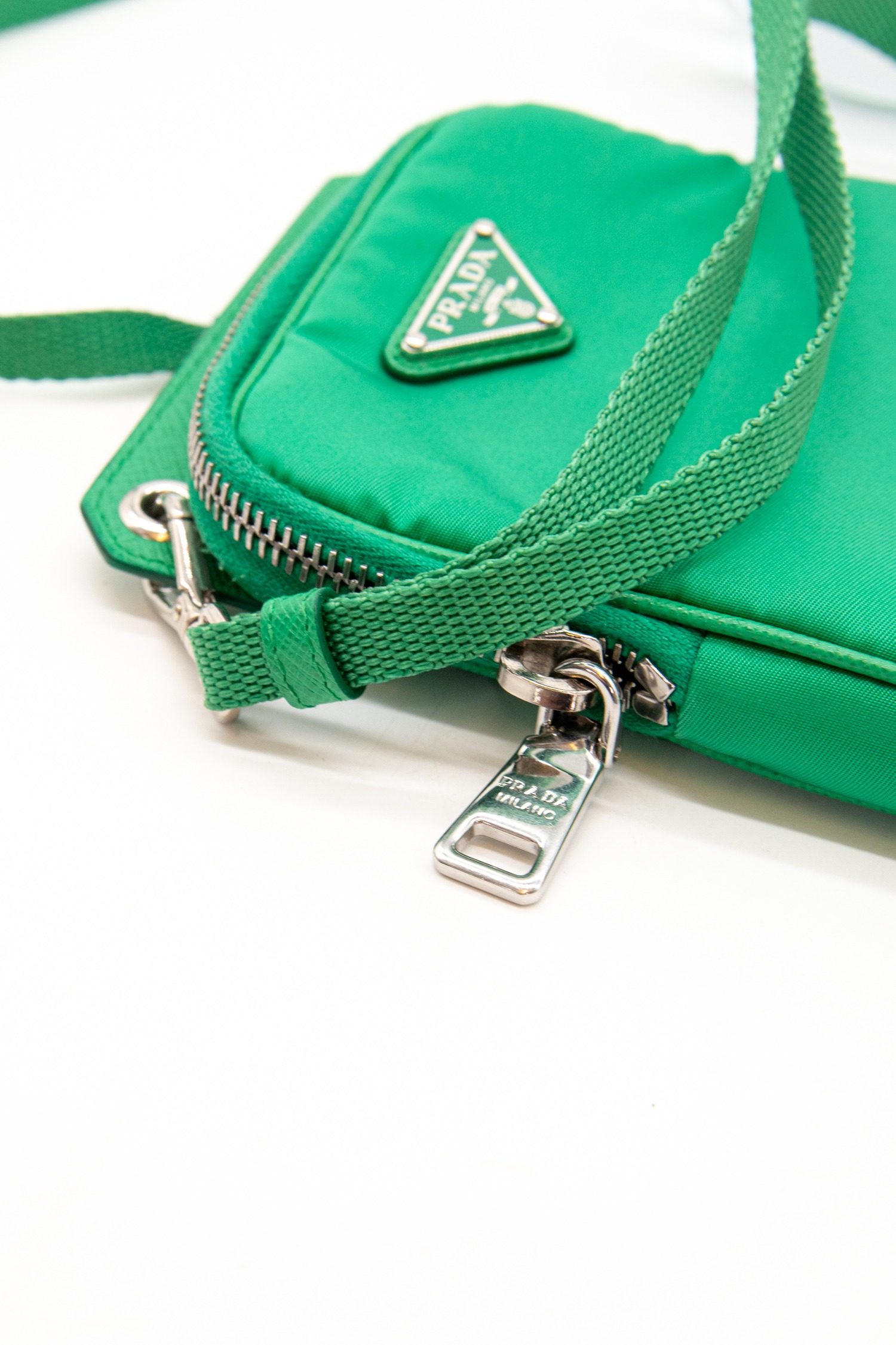 Thumbnail of http://Prada%20Smartphone%20Tasche%20aus%20Re-Nylon%20in%20Grün%20und%20Silber