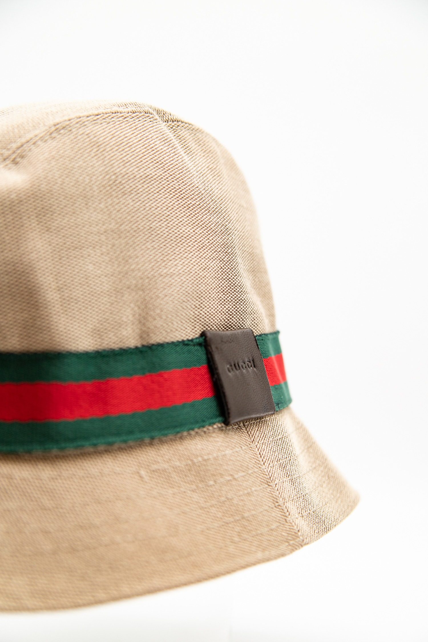 Thumbnail of http://Gucci%20Fischerhut%20in%20Beige,%20Grün%20und%20Rot