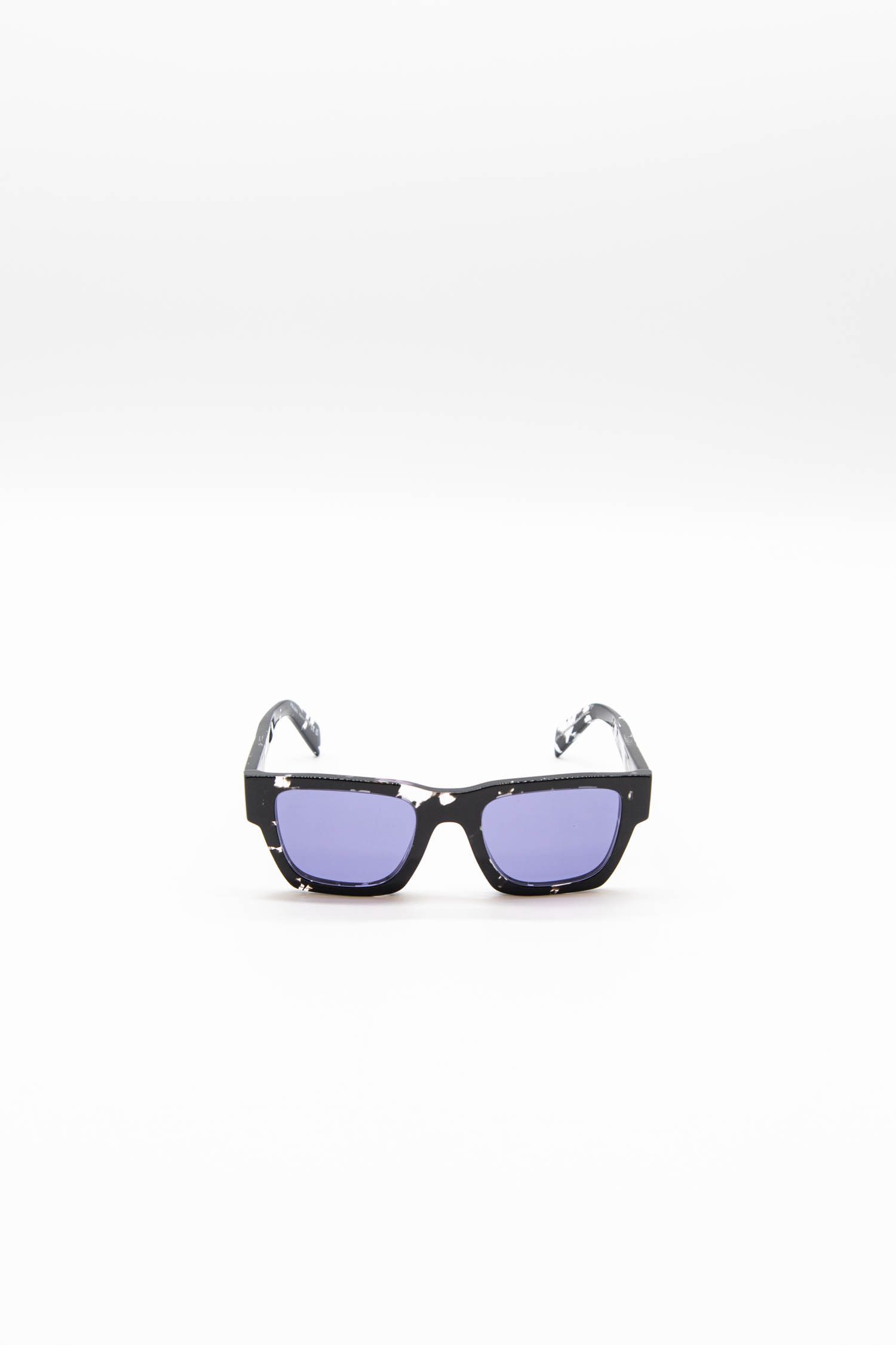 Prada Sonnenbrille mit geometrischen Details am Bügel in Schwarz