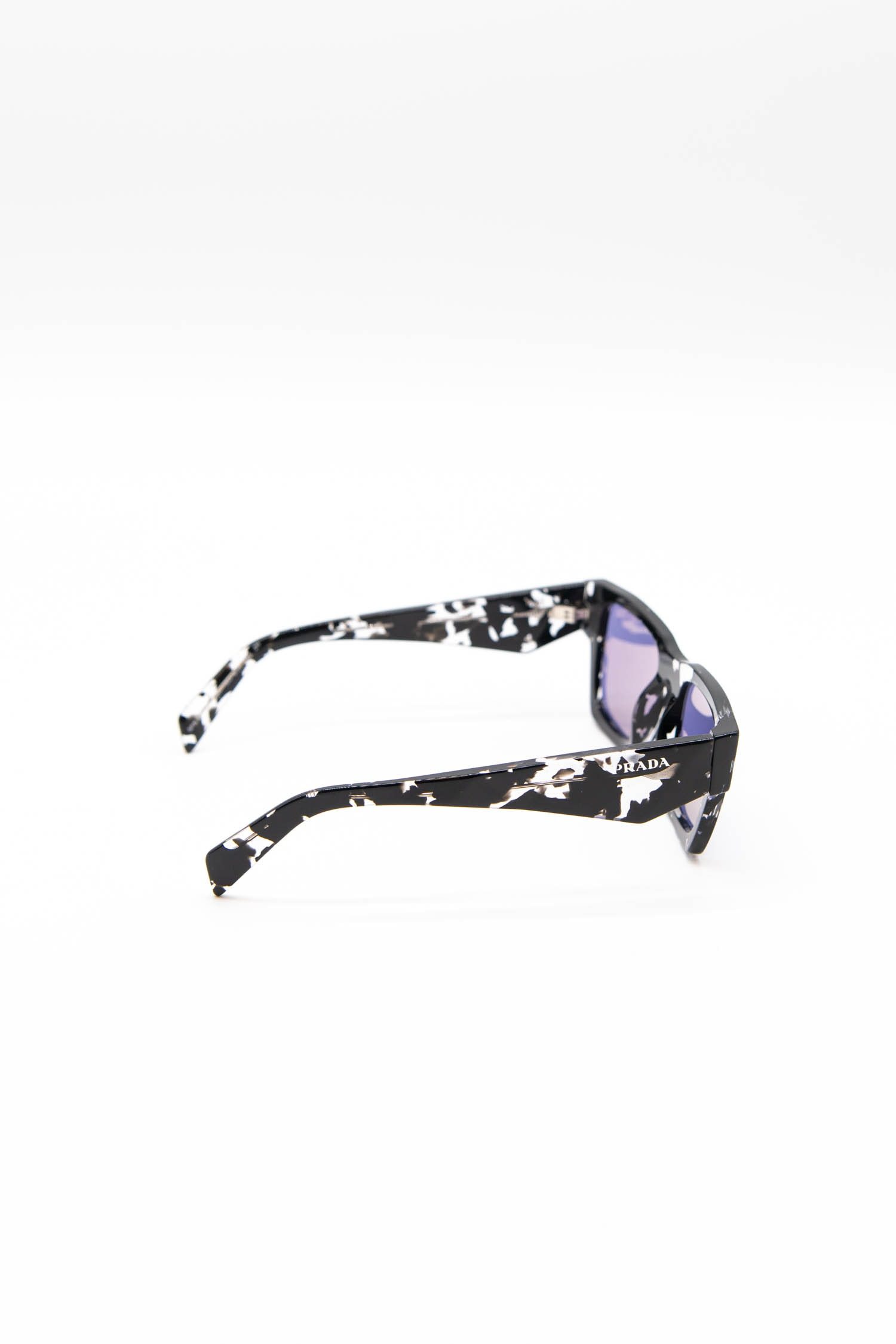 Thumbnail of http://Prada%20Sonnenbrille%20mit%20geometrischen%20Details%20am%20Bügel%20in%20Schwarz
