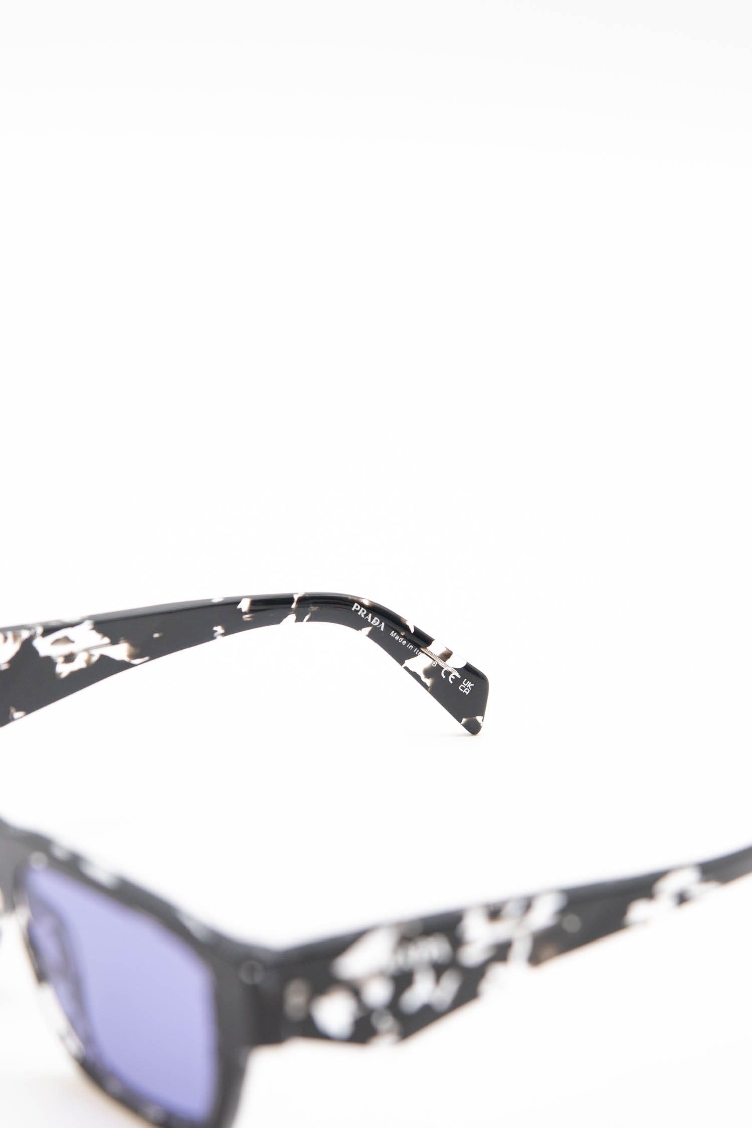 Thumbnail of http://Prada%20Sonnenbrille%20mit%20geometrischen%20Details%20am%20Bügel%20in%20Schwarz