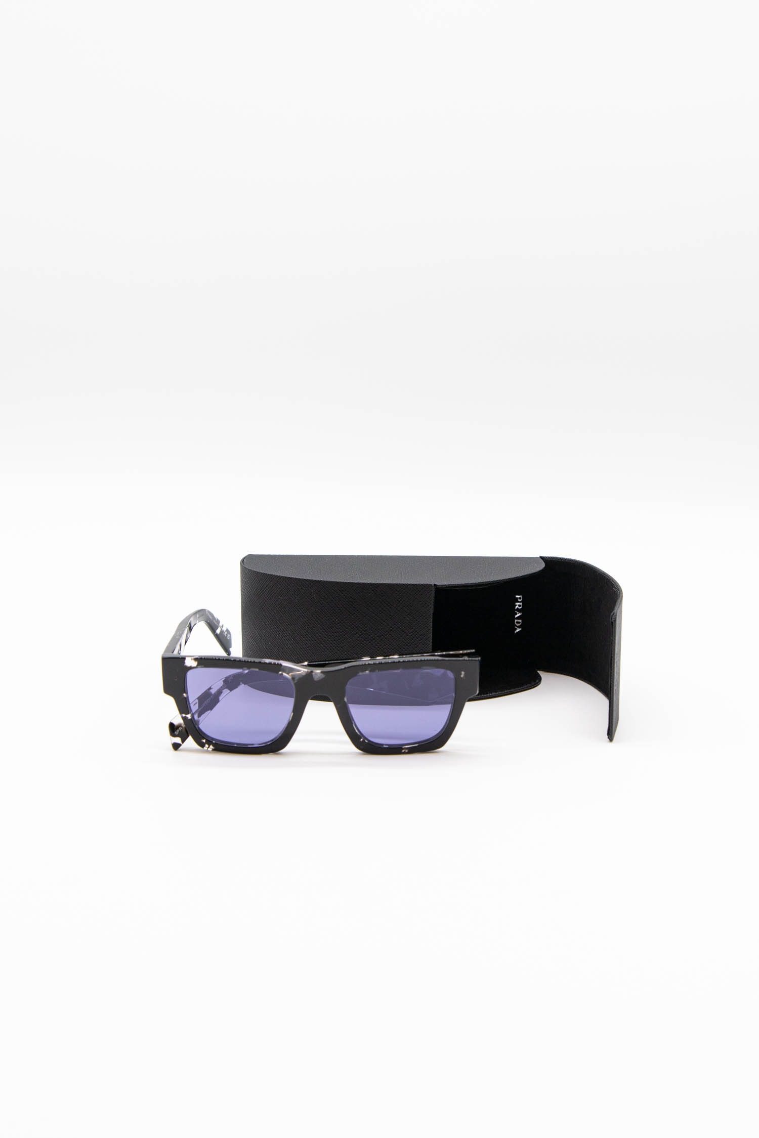 Thumbnail of http://Prada%20Sonnenbrille%20mit%20geometrischen%20Details%20am%20Bügel%20in%20Schwarz