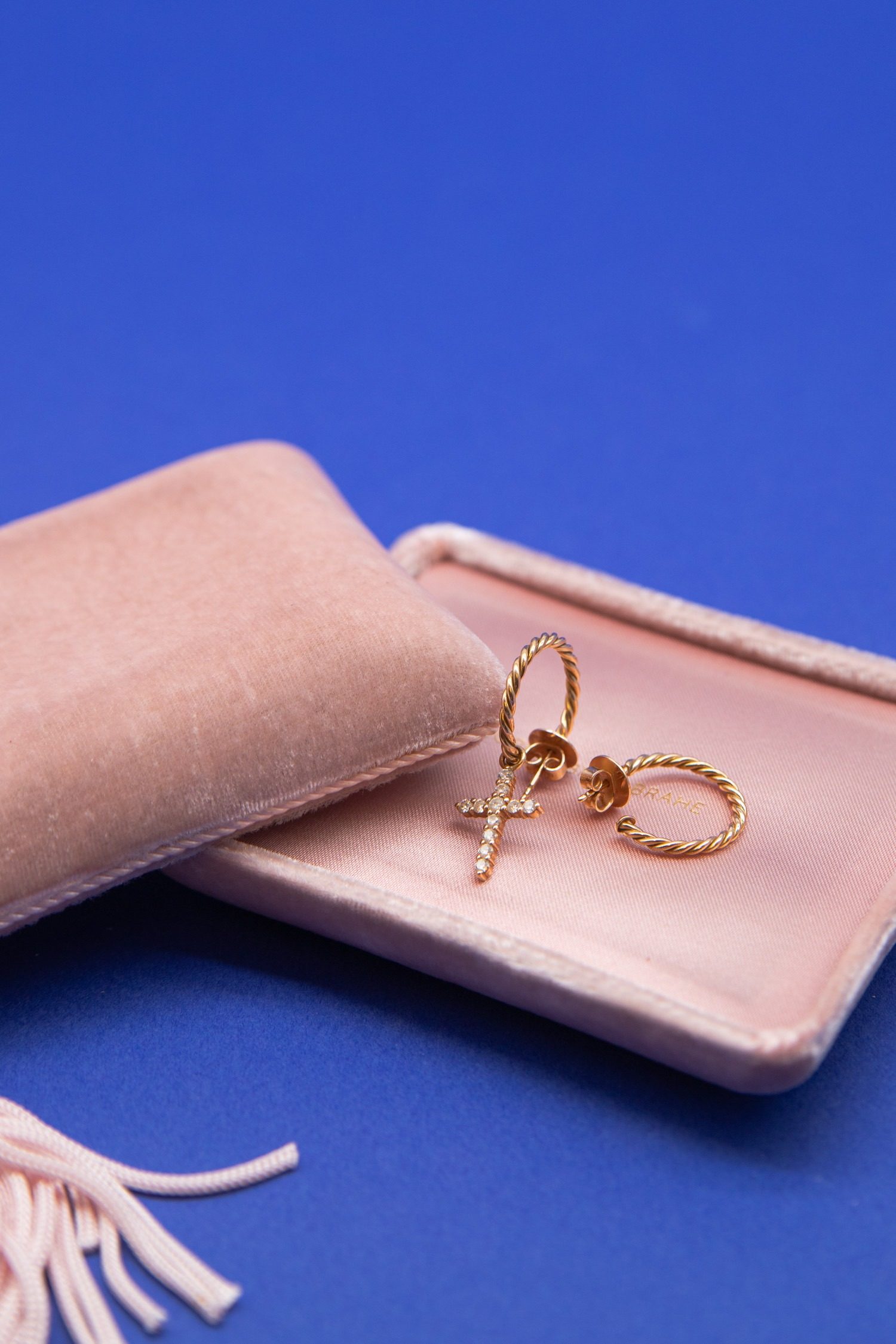 Thumbnail of http://SOPHIE-KEEGAN-DAMEN-schmuck-ohrstecker-rotgold-gold-natur-creolen-kreuz-18k-box