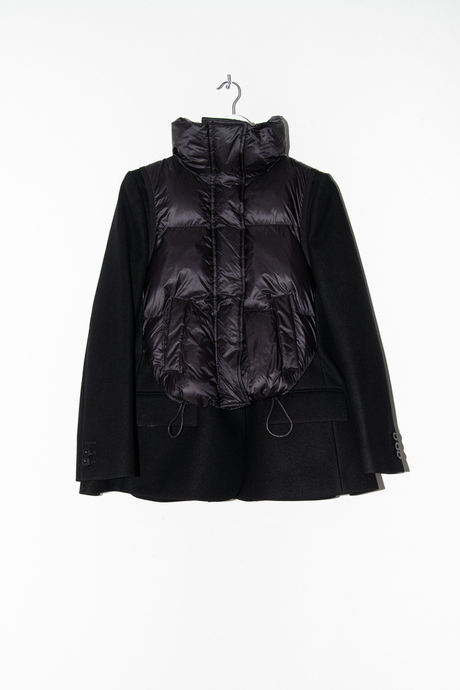Thumbnail of http://Sacai%20kurzer%20Mantel%20mit%20Weste%20in%20Schwarz
