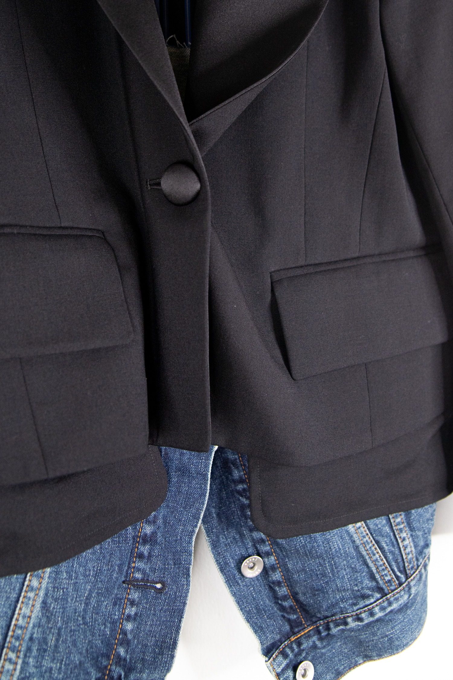 Thumbnail of http://Sacai%20Smokingjacke%20mit%20Denim-Details%20in%20Schwarz%20und%20Dunkelblau