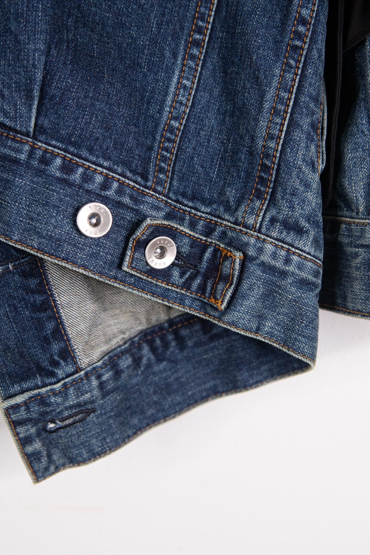 Thumbnail of http://Sacai%20Smokingjacke%20mit%20Denim-Details%20in%20Schwarz%20und%20Dunkelblau