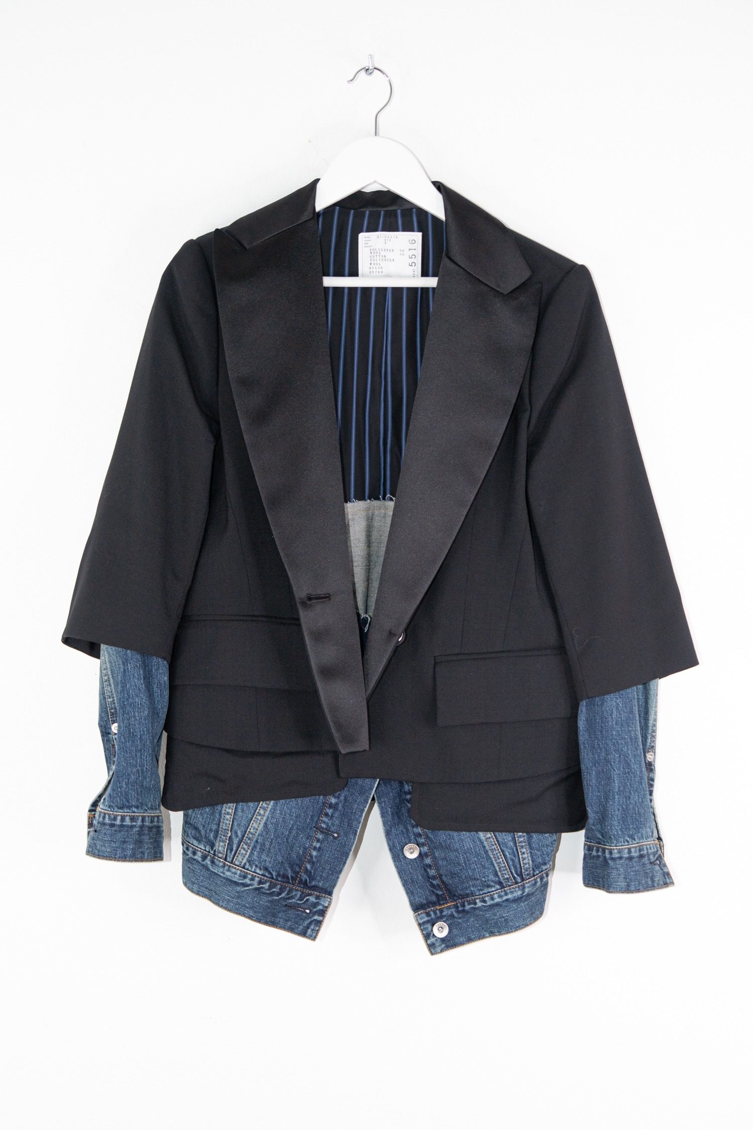 Thumbnail of http://Sacai%20Smokingjacke%20mit%20Denim-Details%20in%20Schwarz%20und%20Dunkelblau