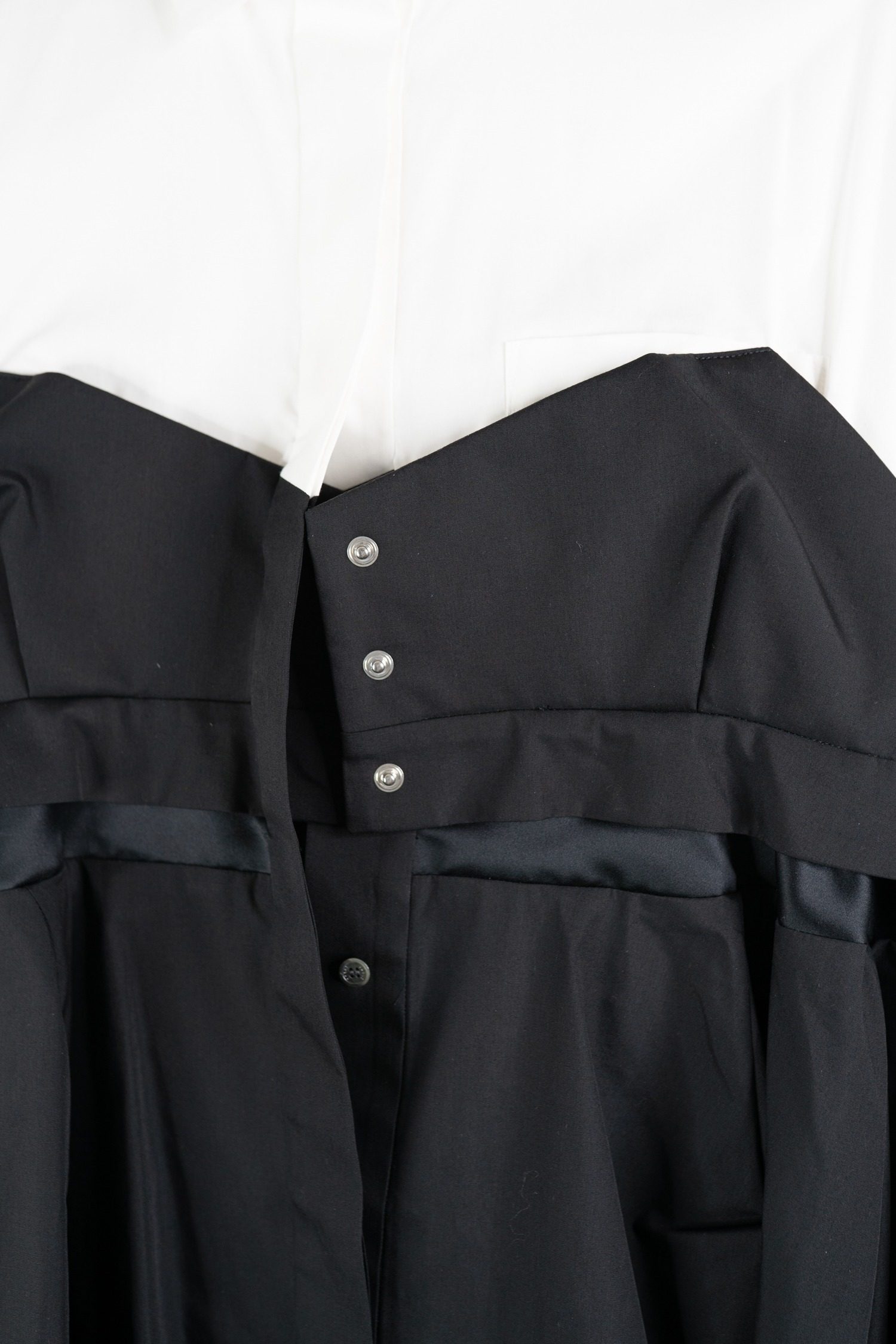 Thumbnail of http://Sacai%20Cotton%20Poplin%20Bluse%20in%20Schwarz%20und%20Weiß